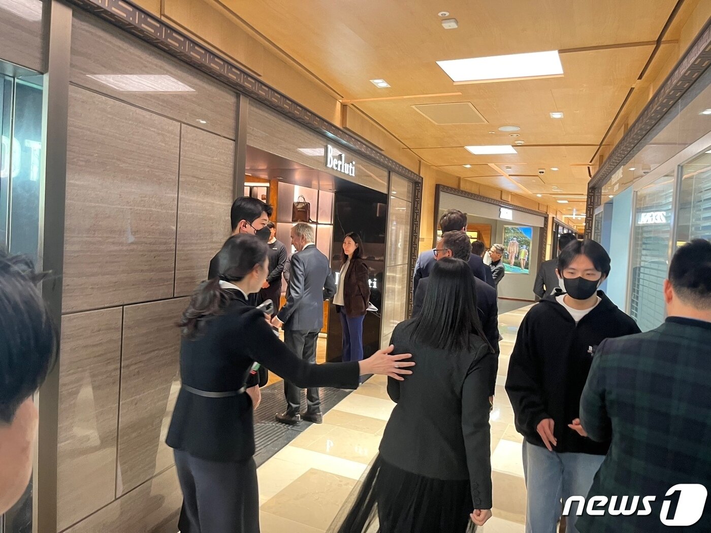 본문 이미지 - 베르나르 아르노 LVMH그룹 회장이 벨루티 직원들과 인사를 나누고 있다. ⓒ News1 신민경 기자