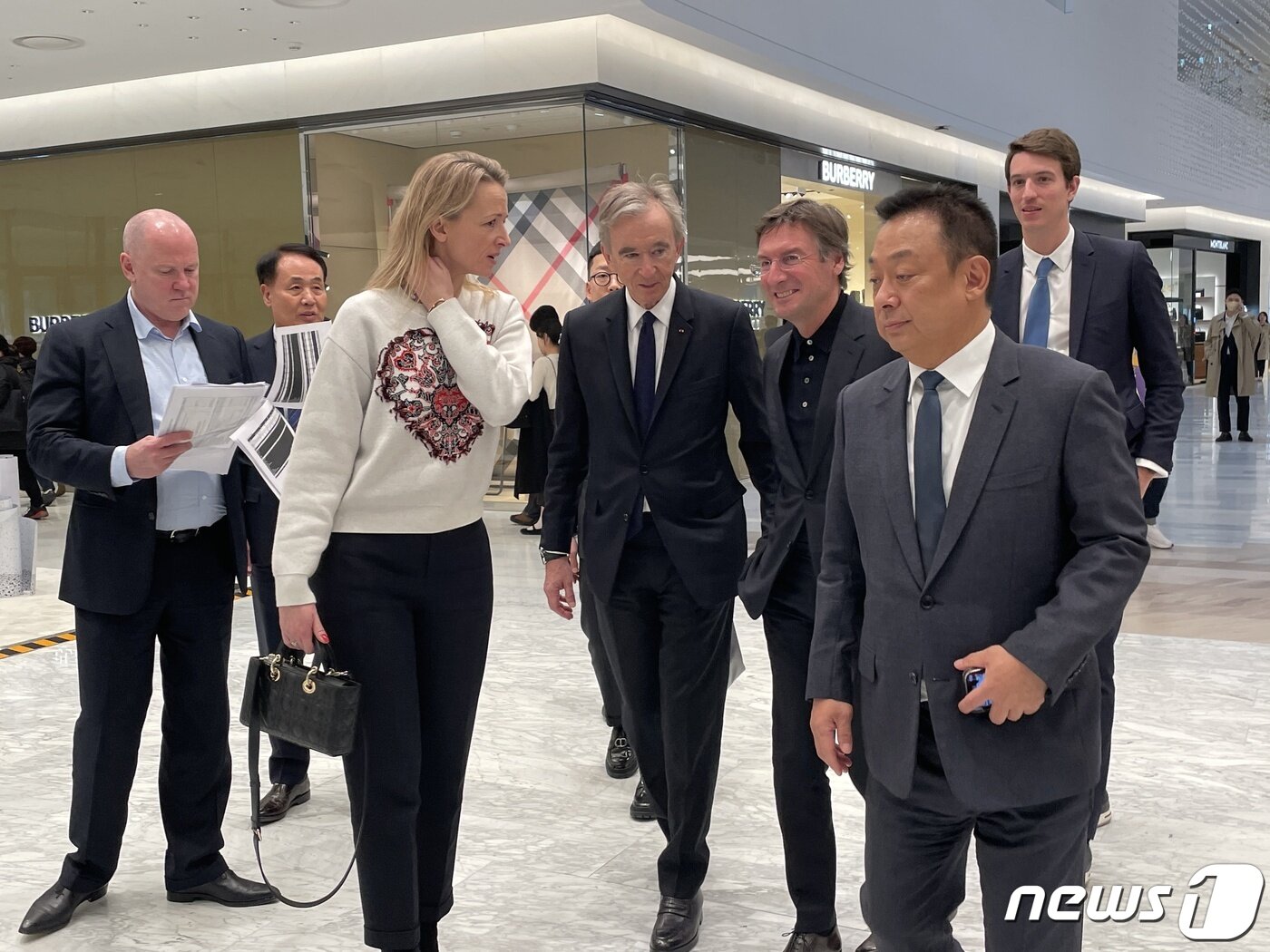 본문 이미지 - 21일 서울 영등포구 여의도동에 위치한 더현대서울을 방문한 베르나르 아르노 루이비통모에헤네시(LVMH) 총괄회장이 매장을 둘러보고 있다./뉴스1 ⓒ News1 한지명 기자