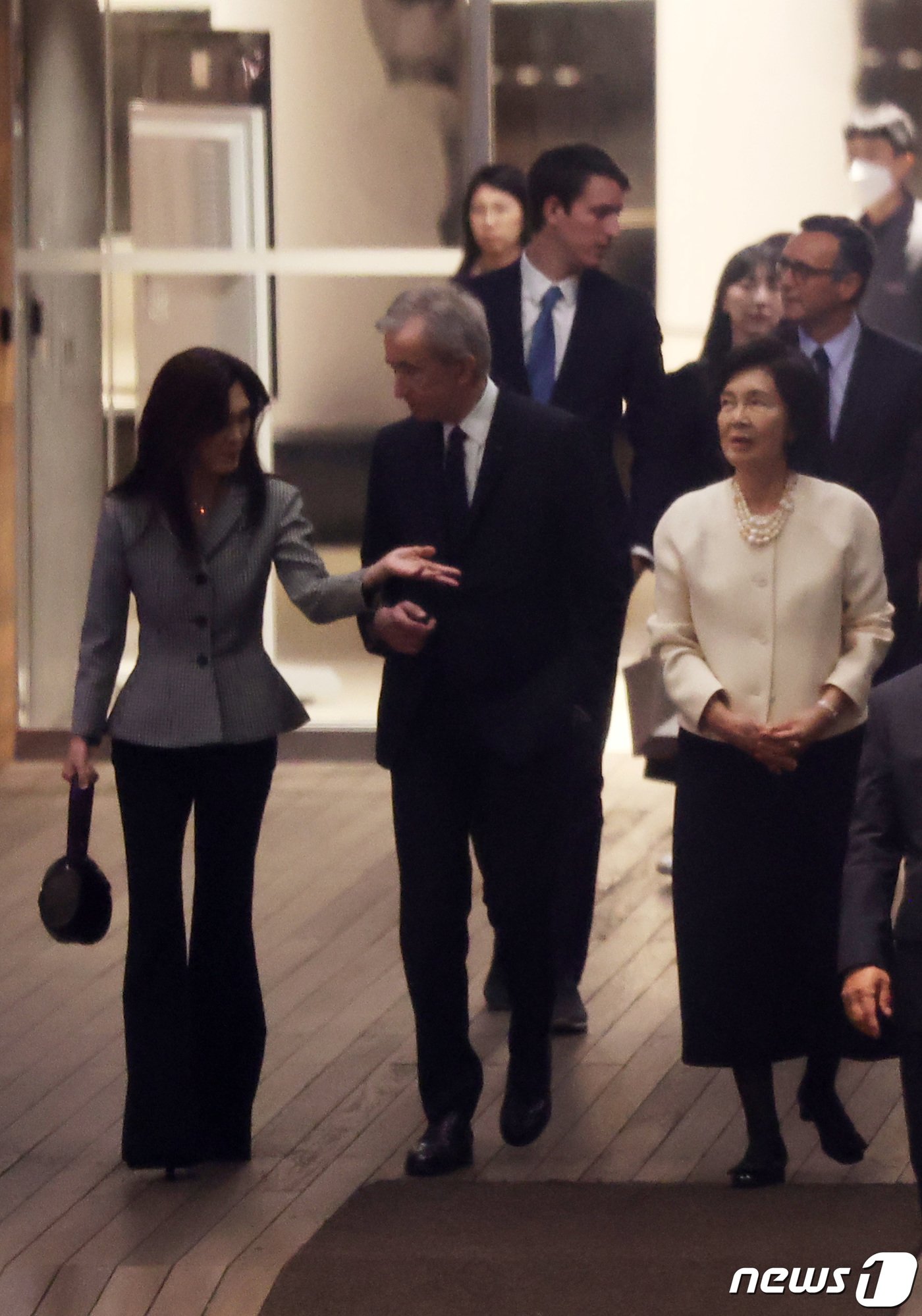 본문 이미지 - 베르나르 아르노 루이비통모에헤네시(LVMH) 총괄회장이 21일 서울 용산구 리움미술관에서 홍라희 전 리움미술관 관장, 이부진 호텔신라 사장과 함께 대화를 나누고 있다. 2023.3.21/뉴스1 ⓒ News1 조태형 기자