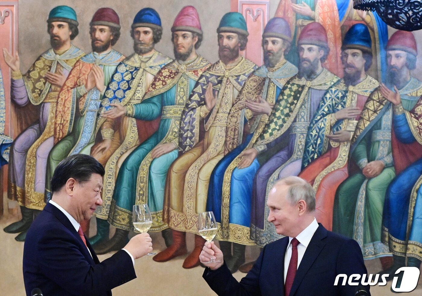 본문 이미지 - 21일(현지시간) 러시아 모스크바 크렘린궁에서 국빈 만찬을 즐기고 있는 시진핑 중국 국가주석과 블라디미르 푸틴 러시아 대통령 2023.3.21 ⓒ 로이터=뉴스1 ⓒ News1 정윤미 기자