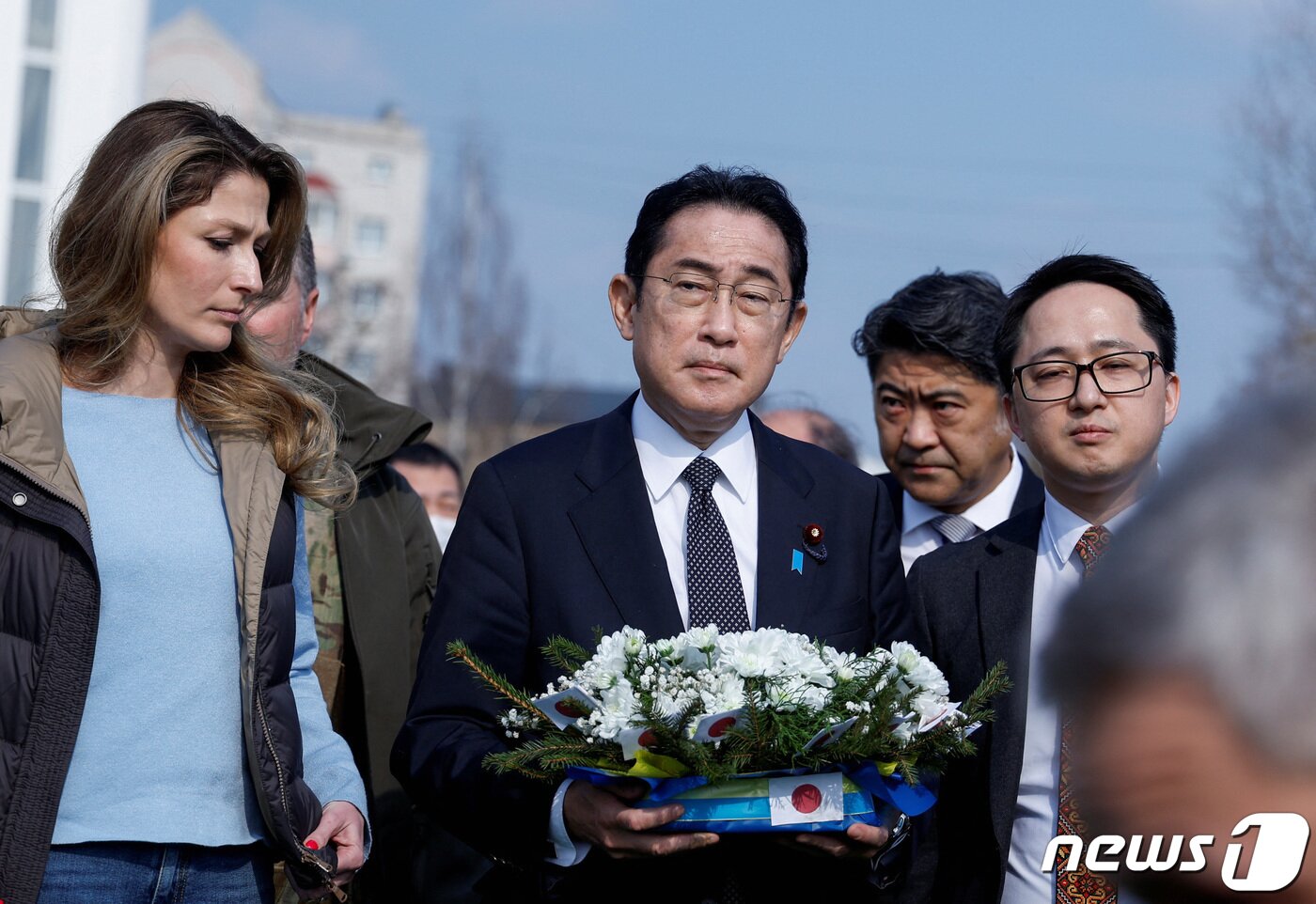 본문 이미지 - 기시다 후미오 일본 총리가 21일(현지시간) 시진핑 중국 국가주석과 블라디미르 푸틴 러시아 대통령이 정상회담을 한 날 키이우 인근 부차를 방문해 러시아의 공격으로 사망한 민간인들의 집단 묘역에 헌화를 하고 있다. 2023.03.21. ⓒ 로이터=뉴스1 ⓒ News1 우동명 기자