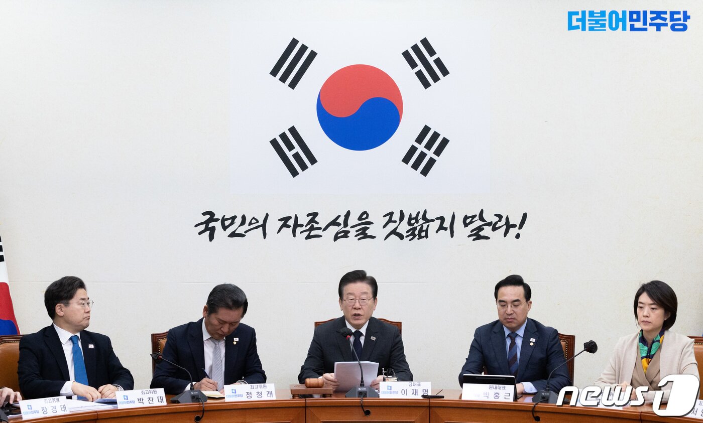 본문 이미지 - 이재명 더불어민주당 대표가 22일 오전 서울 여의도 국회에서 열린 최고위원회의에서 발언을 하고 있다. 검찰은 '위례·대장동 개발 비리'와 '성남FC 후원금 의혹' 사건으로 이 대표를 불구속 기소할 것으로 알려졌다. 2023.3.22/뉴스1 ⓒ News1 이재명 기자