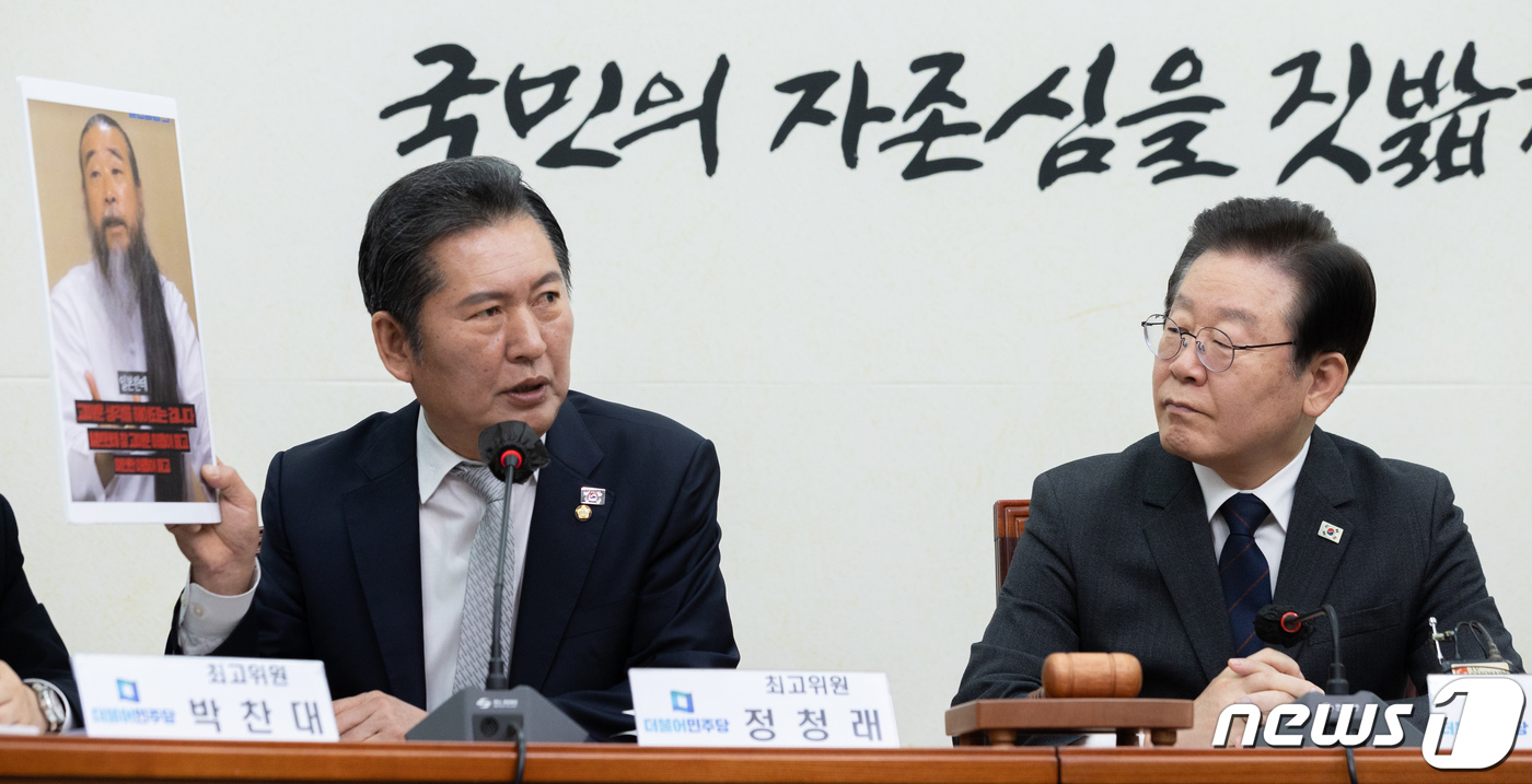 (서울=뉴스1) 이재명 기자 = 이재명 더불어민주당 대표가 22일 오전 서울 여의도 국회에서 열린 최고위원회의에서 정청래 최고위원의 역술인 '천공' 관련 발언을 듣고 있다.검찰은 …