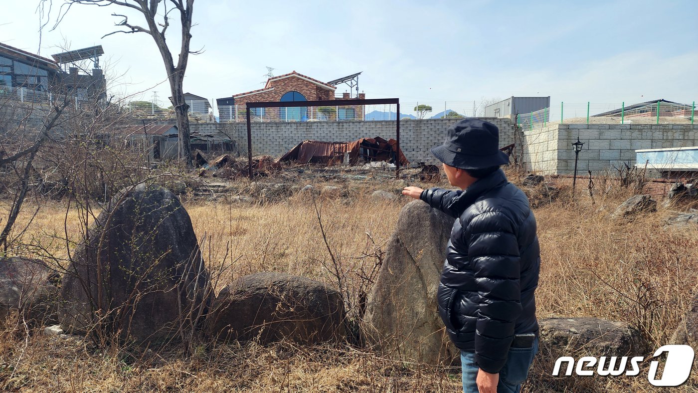 본문 이미지 - 2019년 고성-속초 산불 이재민 최인선씨(70)가 불에 타 흔적만 남은 자신의 집터를 바라보고 있다. 2023.3.17/뉴스1 ⓒ News1 박동해 기자