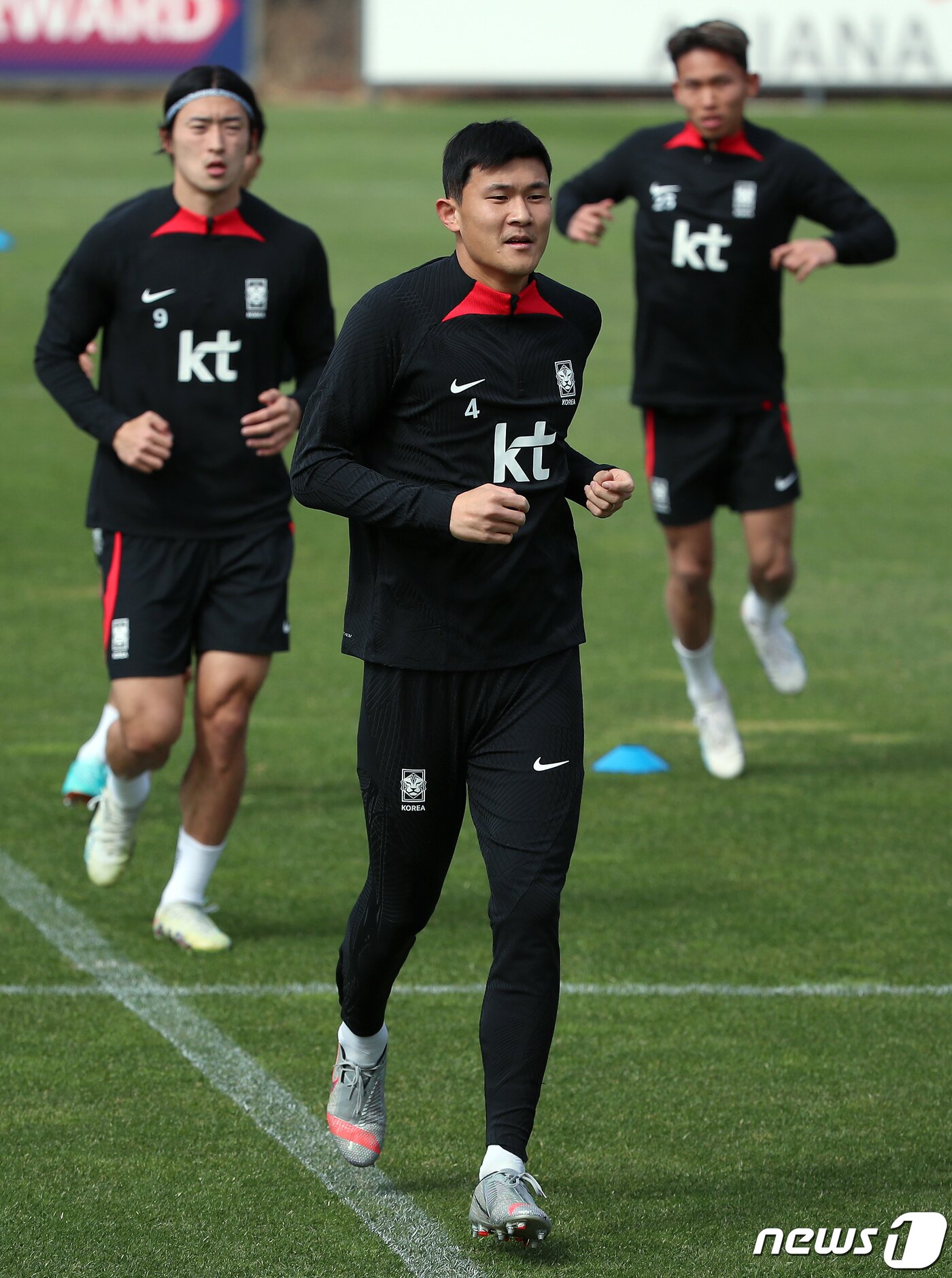 본문 이미지 - 대한민국 축구 국가대표팀 김민재가 22일 오전 경기도 파주 축구국가대표트레이닝센터(NFC)에서 훈련을 하고 있다. 손흥민과 이강인, 김민재 등 카타르월드컵 주역 대부분이 승선한 클린스만호는 오는 24일 콜롬비아전(울산)과 28일 우루과이전(서울)을 치른다. 2023.3.22/뉴스1 ⓒ News1 박정호 기자