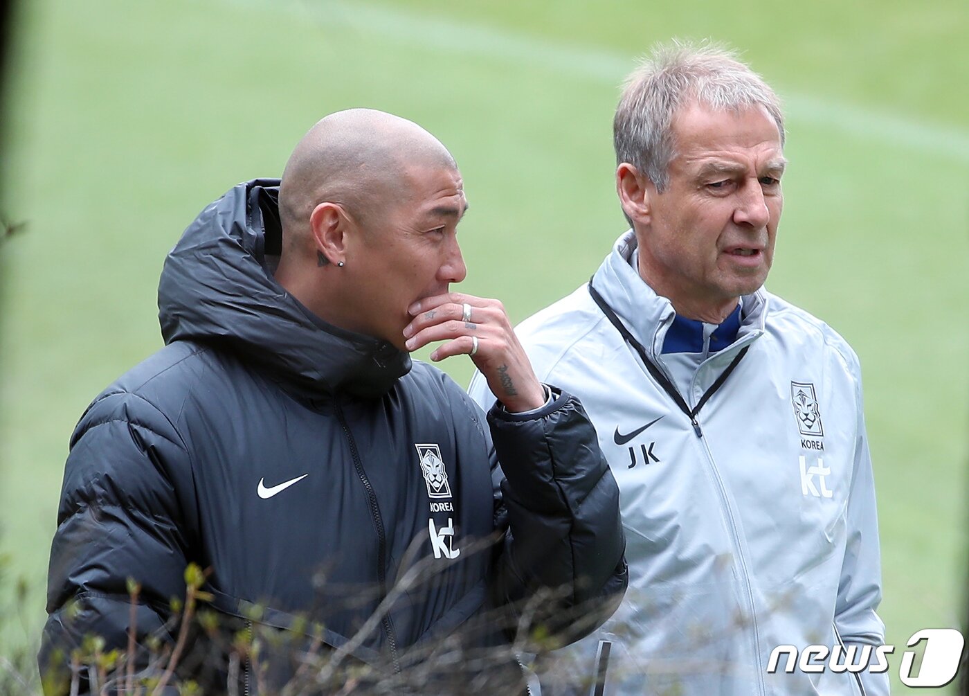 본문 이미지 - 위르겐 클린스만 대한민국 축구 국가대표팀 감독이 22일 오전 경기도 파주 축구국가대표트레이닝센터(NFC)에서 대화를 나누고 있다. 손흥민과 이강인, 김민재 등 카타르월드컵 주역 대부분이 승선한 클린스만호는 오는 24일 콜롬비아전(울산)과 28일 우루과이전(서울)을 치른다. 2023.3.22/뉴스1 ⓒ News1 박정호 기자