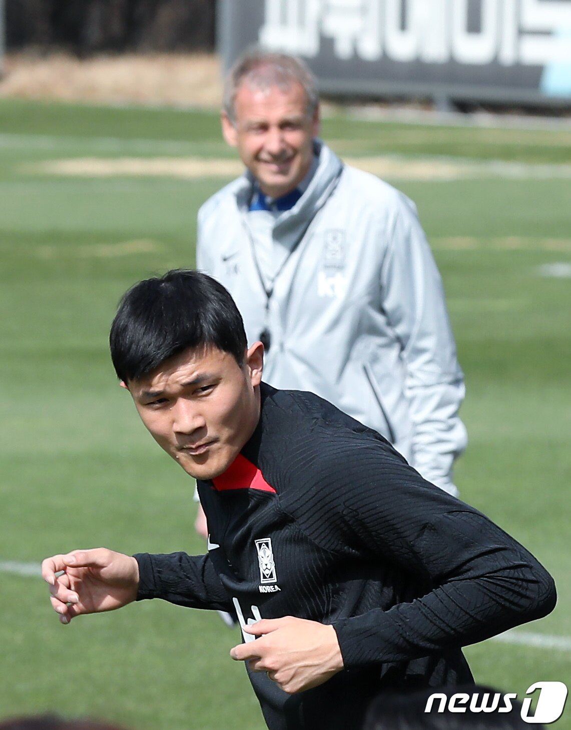 본문 이미지 - 대한민국 축구 국가대표팀 김민재가 22일 오전 경기도 파주 축구국가대표트레이닝센터(NFC)에서 훈련을 하고 있다. 손흥민과 이강인, 김민재 등 카타르월드컵 주역 대부분이 승선한 클린스만호는 오는 24일 콜롬비아전(울산)과 28일 우루과이전(서울)을 치른다. 2023.3.22/뉴스1 ⓒ News1 박정호 기자