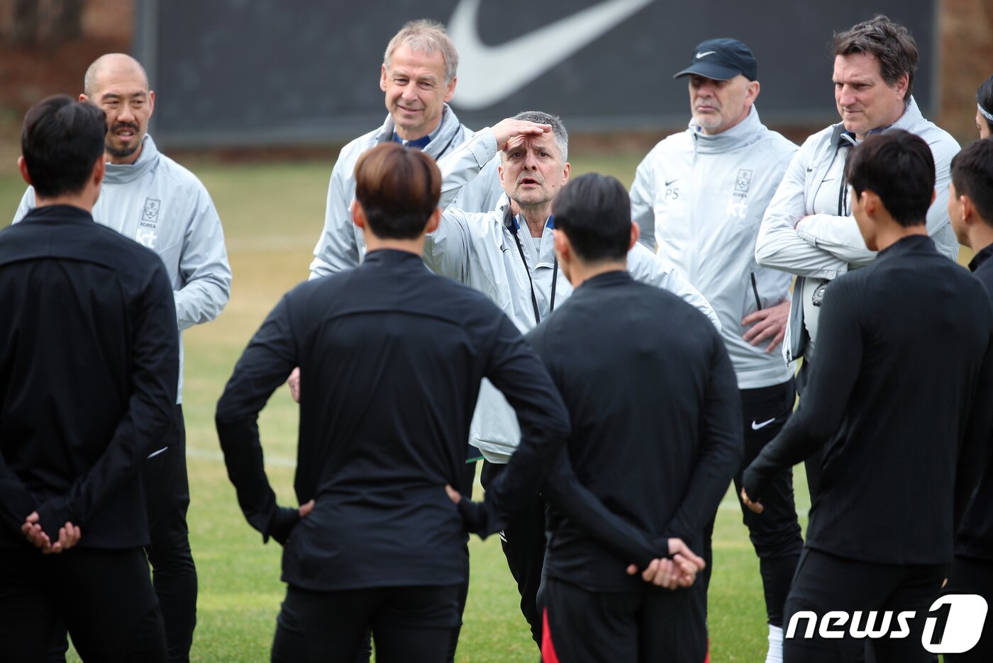본문 이미지 - 베르너 로이타드 대한민국 축구 국가대표팀 피지컬 코치가 22일 오전 경기도 파주 축구국가대표트레이닝센터(NFC)에서 선수들과 훈련에 앞서 대화를 하고 있다. 손흥민과 이강인, 김민재 등 카타르월드컵 주역 대부분이 승선한 클린스만호는 오는 24일 콜롬비아전(울산)과 28일 우루과이전(서울)을 치른다. 2023.3.22/뉴스1 ⓒ News1 박정호 기자