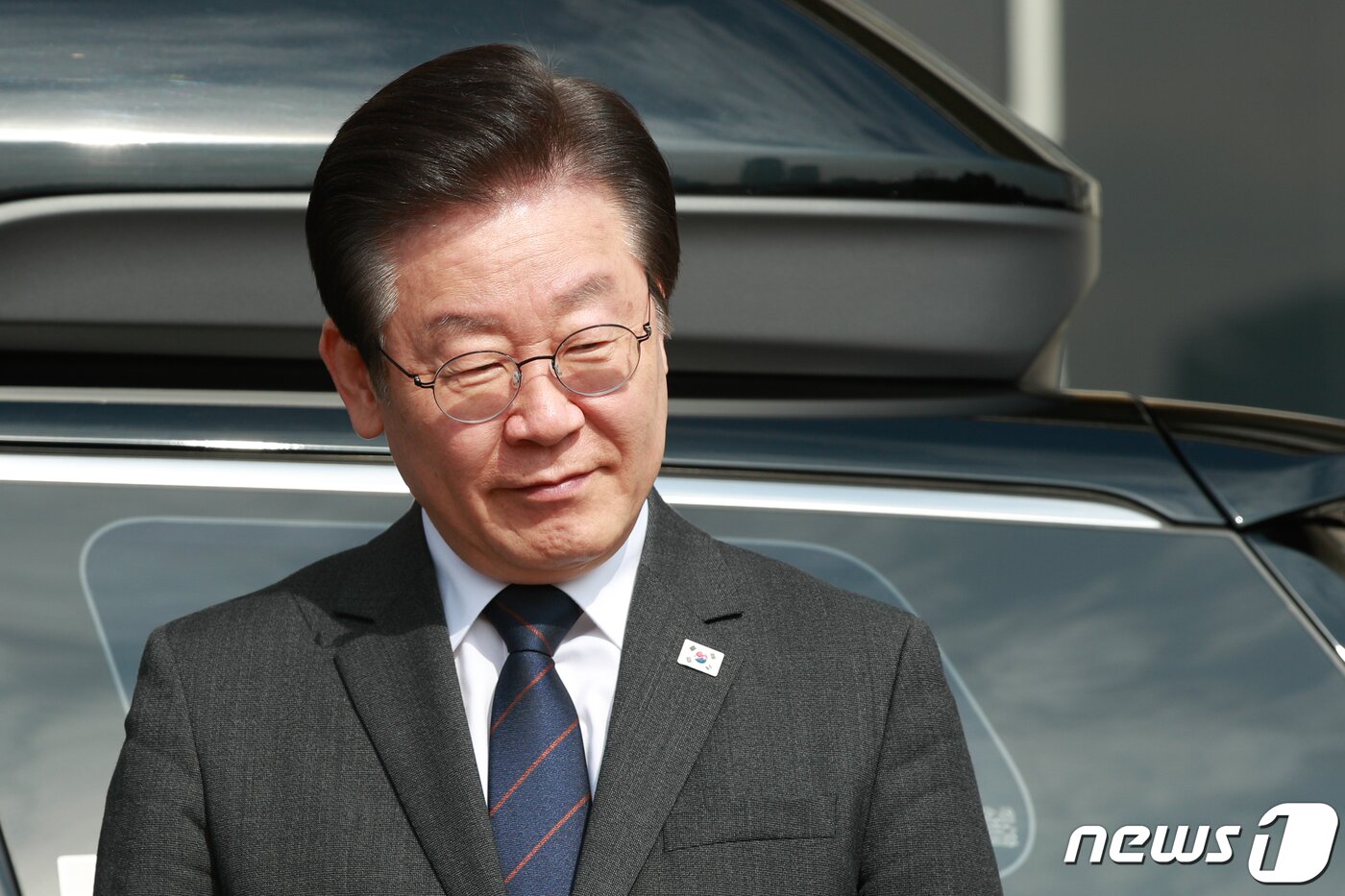 본문 이미지 - 이재명 더불어민주당 대표가 22일 서울 여의도 국회에서 대일굴종외교 규탄 태극기달기 운동 행사의 일환으로 차량에 태극마크와 &#39;역사를 팔아서 미래를 살 수는 없습니다&#39;라고 적힌 스티커를 부착하기 전 생각에 잠겨 있다. 2023.3.22/뉴스1 ⓒ News1 안은나 기자