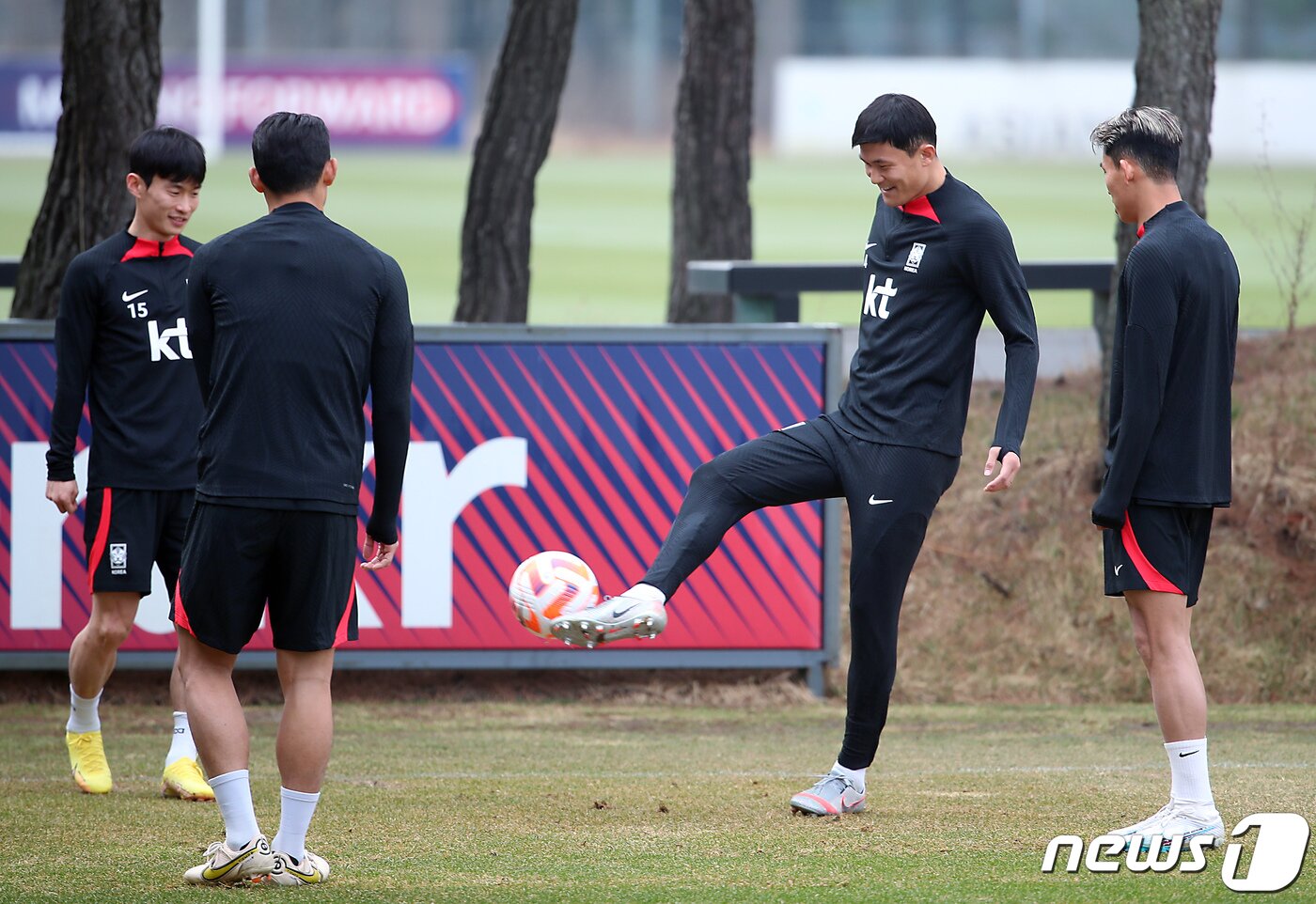 본문 이미지 - 대한민국 축구 국가대표팀 김민재가 22일 오전 경기도 파주 축구국가대표트레이닝센터(NFC)에서 김문환, 정우영 등과 몸을 풀고 있다. 손흥민과 이강인, 김민재 등 카타르월드컵 주역 대부분이 승선한 클린스만호는 오는 24일 콜롬비아전(울산)과 28일 우루과이전(서울)을 치른다. 2023.3.22/뉴스1 ⓒ News1 박정호 기자