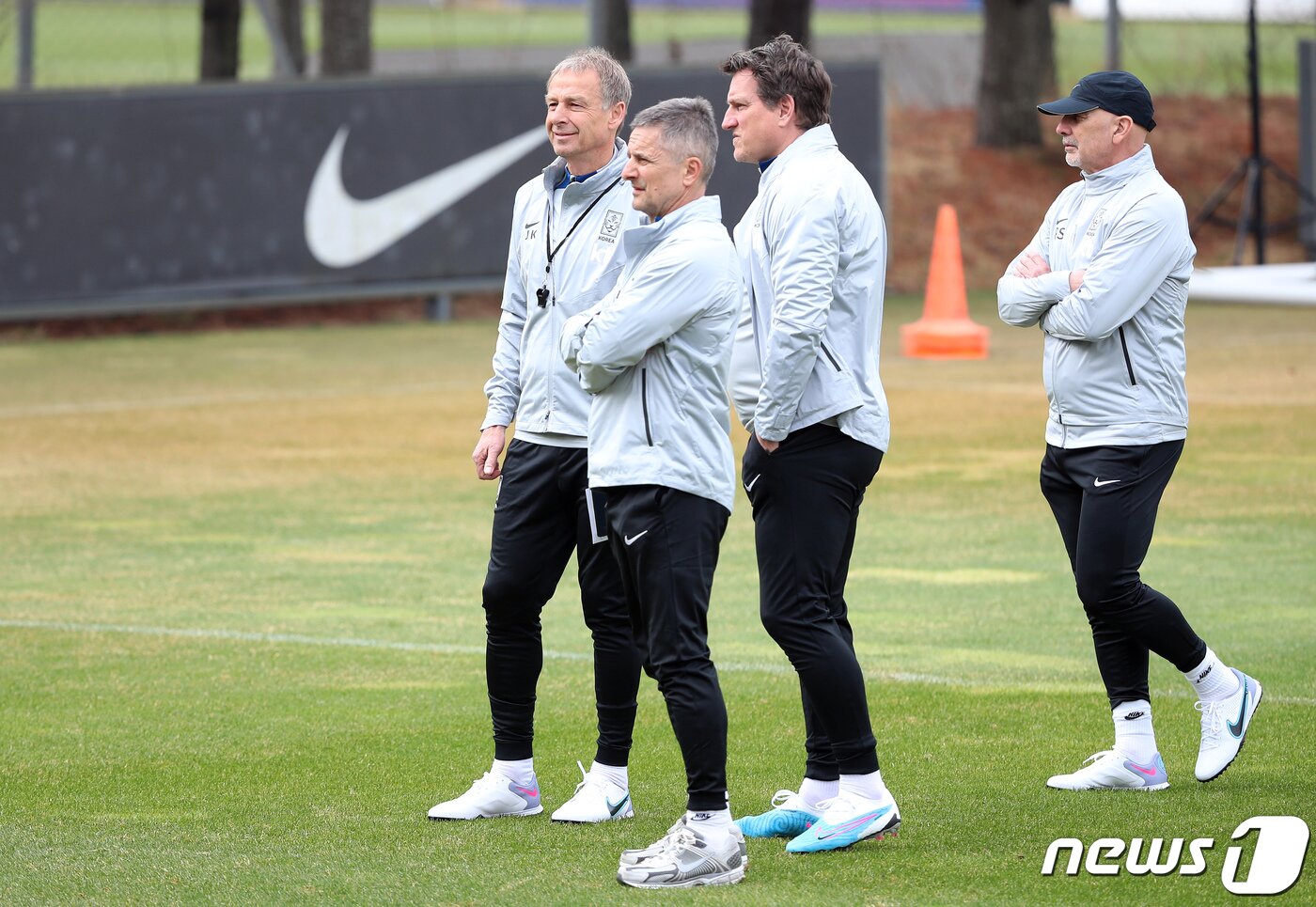 본문 이미지 - 위르겐 클린스만 대한민국 축구 국가대표팀 감독이 22일 오전 경기도 파주 축구국가대표트레이닝센터(NFC)에서 안드레아스 헤어초크 수석코치, 베르너 로이타드 피지컬 코치, 파올로 스트링가라 코치 등과 대화를 나누고 있다. 손흥민과 이강인, 김민재 등 카타르월드컵 주역 대부분이 승선한 클린스만호는 오는 24일 콜롬비아전(울산)과 28일 우루과이전(서울)을 치른다. 2023.3.22/뉴스1 ⓒ News1 박정호 기자