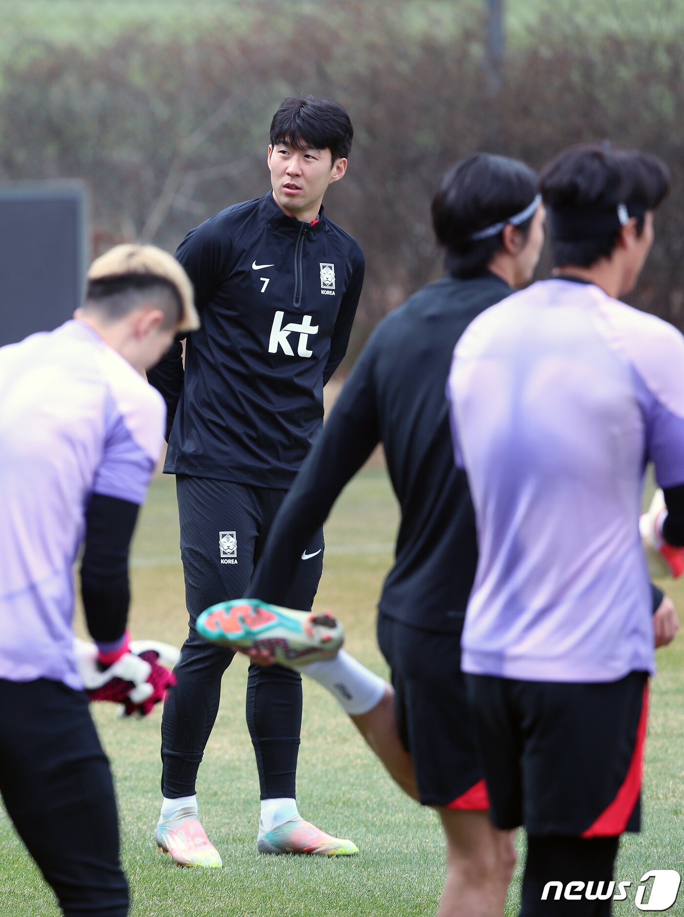 본문 이미지 - 대한민국 축구 국가대표팀 손흥민이 22일 오전 경기도 파주 축구국가대표트레이닝센터(NFC)에서 훈련을 위해 이동하는 동료 선수들을 지켜보고 있다. 손흥민과 이강인, 김민재 등 카타르월드컵 주역 대부분이 승선한 클린스만호는 오는 24일 콜롬비아전(울산)과 28일 우루과이전(서울)을 치른다. 2023.3.22/뉴스1 ⓒ News1 박정호 기자