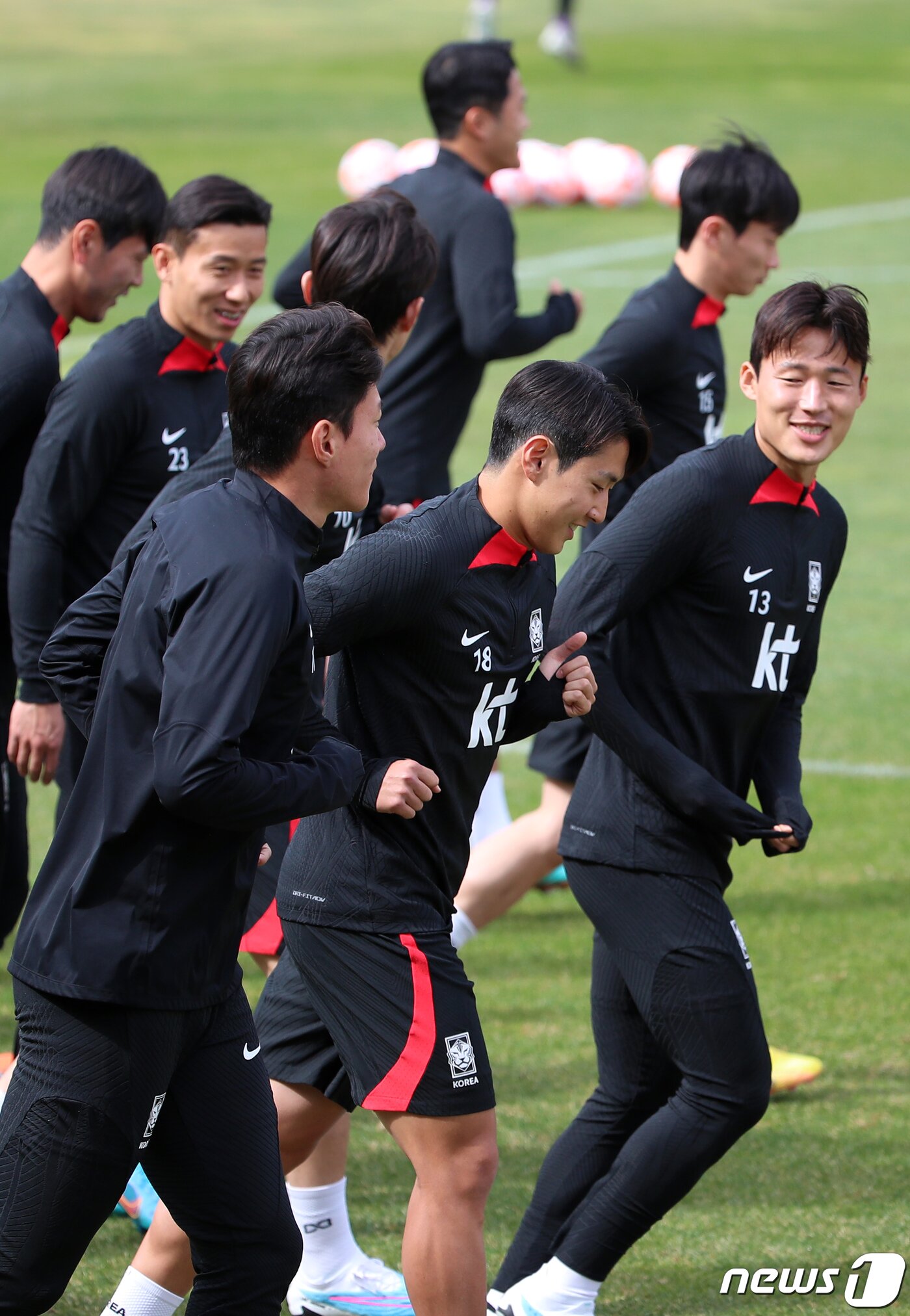 본문 이미지 - 대한민국 축구 국가대표팀 이강인이 22일 오전 경기도 파주 축구국가대표트레이닝센터(NFC)에서 손준호, 황의조 등과 훈련을 하고 있다. 손흥민과 이강인, 김민재 등 카타르월드컵 주역 대부분이 승선한 클린스만호는 오는 24일 콜롬비아전(울산)과 28일 우루과이전(서울)을 치른다. 2023.3.22/뉴스1 ⓒ News1 박정호 기자