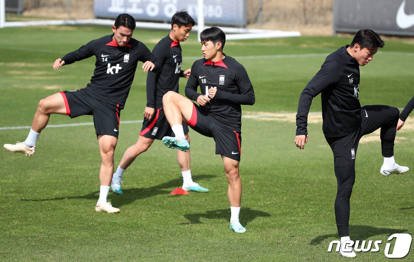 본문 이미지 - 대한민국 축구 국가대표팀 이강인과 백승호, 황의조 등 이 22일 오전 경기도 파주 축구국가대표트레이닝센터(NFC)에서 훈련을 하고 있다. 손흥민과 이강인, 김민재 등 카타르월드컵 주역 대부분이 승선한 클린스만호는 오는 24일 콜롬비아전(울산)과 28일 우루과이전(서울)을 치른다. 2023.3.22/뉴스1 ⓒ News1 박정호 기자
