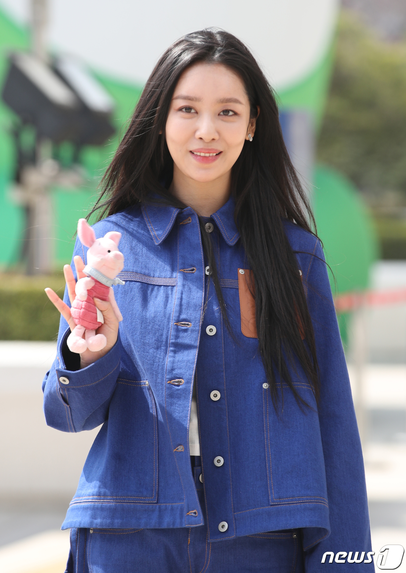 (서울=뉴스1) 권현진 기자 = 배우 차주영이 22일 서울 영등포구 여의도 KBS에서 열린 KBS 라디오 COOL FM '이기광의 가요광장'을 위해 방송국에 도착해 인사를 하고 있 …