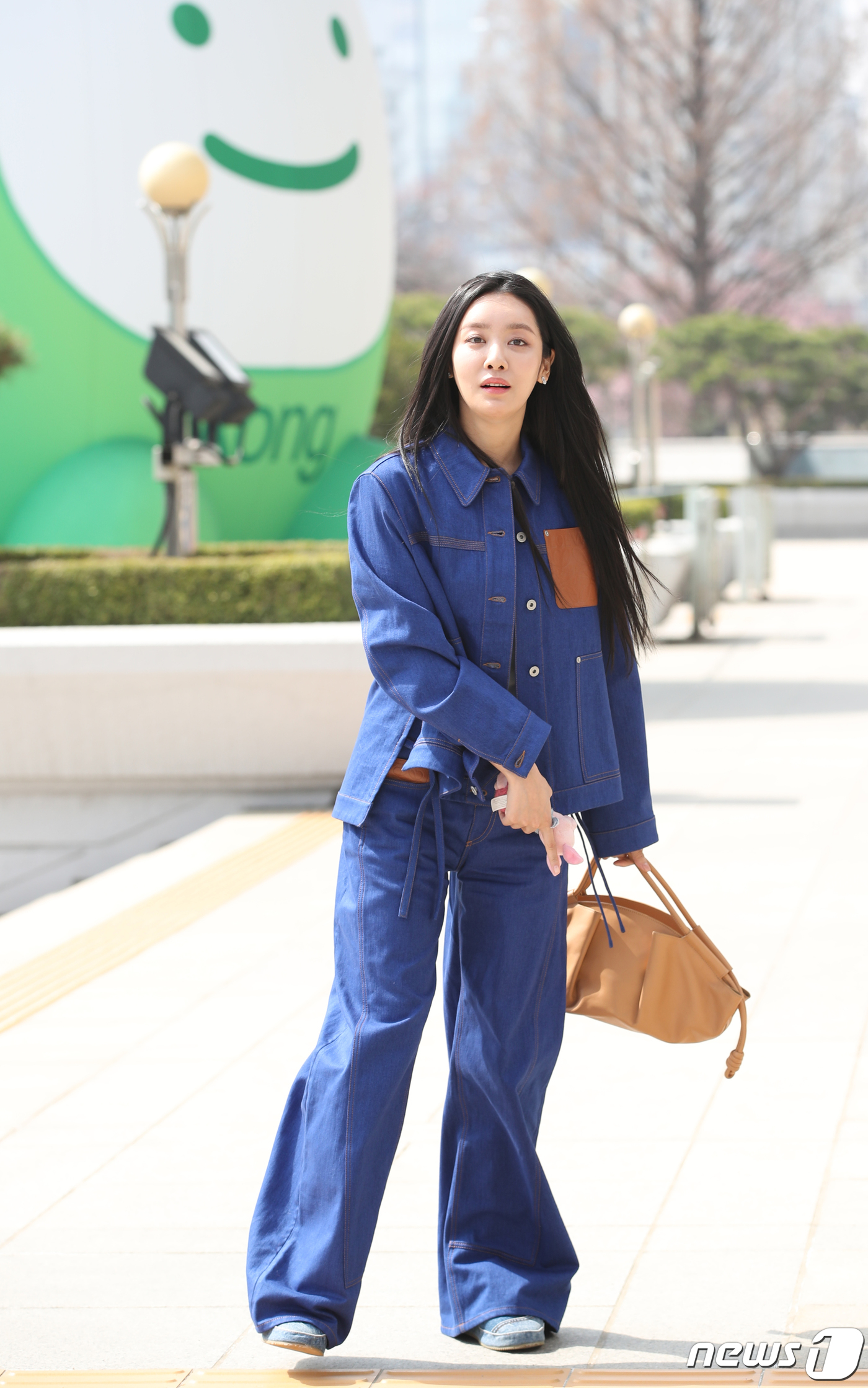 (서울=뉴스1) 권현진 기자 = 배우 차주영이 22일 서울 영등포구 여의도 KBS에서 열린 KBS 라디오 COOL FM '이기광의 가요광장'을 위해 방송국으로 들어서고 있다. 20 …