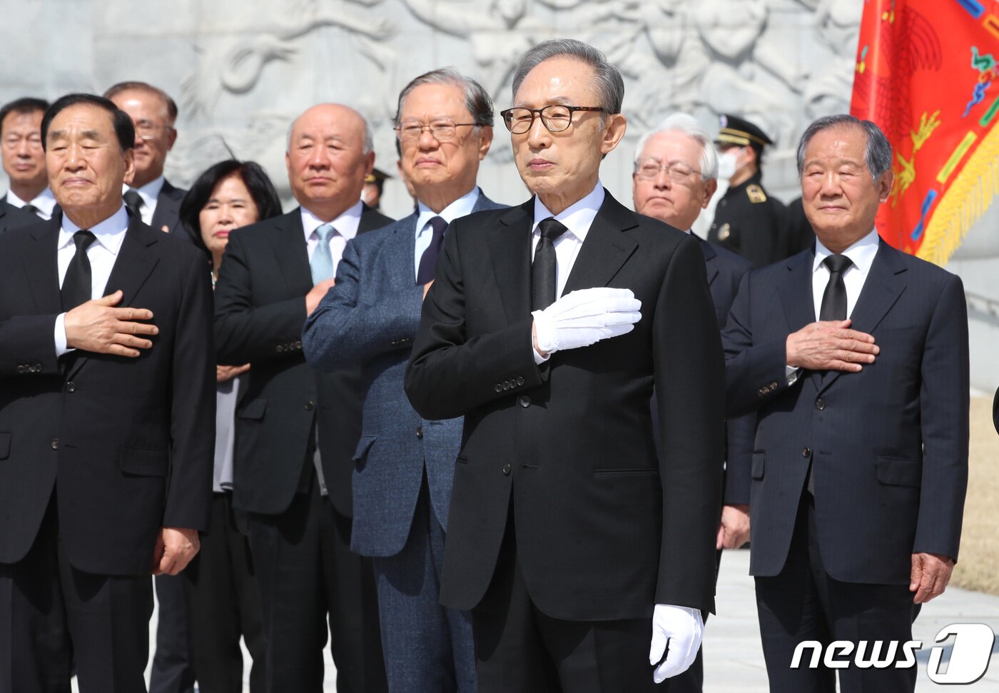 본문 이미지 - 이명박 전 대통령이 서해수호의 날을 앞두고 22일 대전 유성구 국립대전현충원을 찾아 현충탑에 참배한 뒤 국기에 대한 경례를 하고 있다. 이날 참배는 이 전 대통령과 함께 류우익 전 대통령 실장, 정정길 전 대통령 실장, 이재오 전 특임장관, 이귀남 전 법무부장관, 현인택 전 통일부장관, 정동기 전 청와대 민정수석, 김두우 전 청와대 홍보수석, 홍상표 전 청와대 홍보수석, 장다사로 전 청와대 총무기획관 등 이명박 정부 인사 24명이 함께했다. 2023.3.22/뉴스1 ⓒ News1 김기태 기자