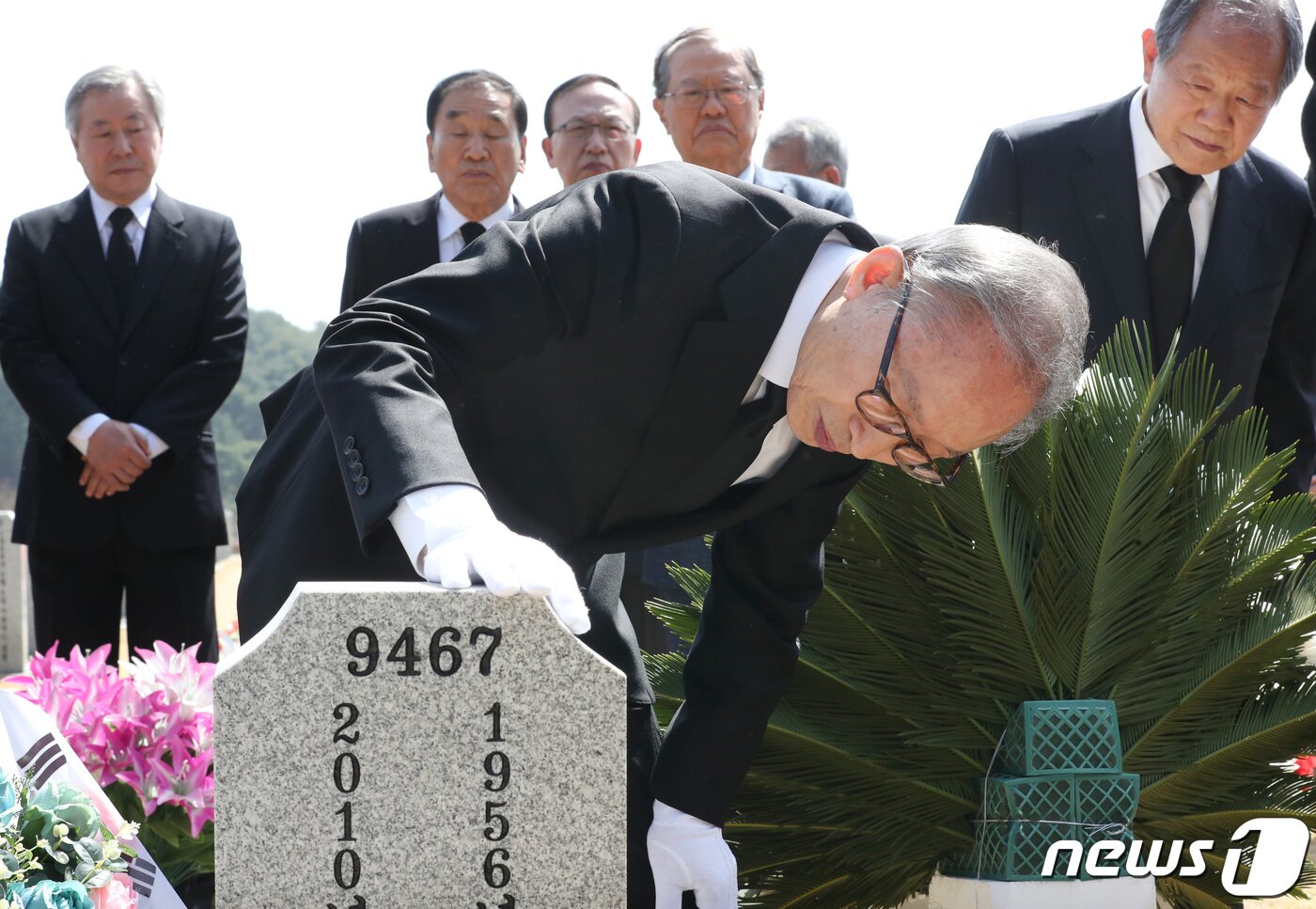 본문 이미지 - 이명박 전 대통령이 서해수호의 날을 앞두고 22일 대전 유성구 국립대전현충원을 찾아 고(故) 한주호 준위 묘역에 참배한 뒤 묘비를 어루만지고 있다. 2023.3.22/뉴스1 ⓒ News1 김기태 기자