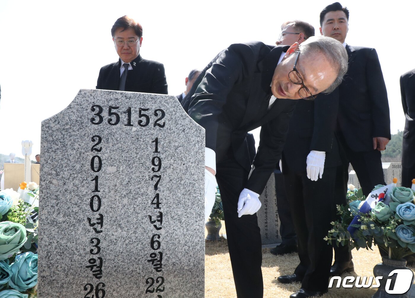 본문 이미지 - 이명박 전 대통령이 서해수호의 날을 앞두고 22일 대전 유성구 국립대전현충원을 찾아 천안함 46용사 묘역에 참배한 뒤 묘비를 어루만지고 있다.. 2023.3.22/뉴스1 ⓒ News1 김기태 기자