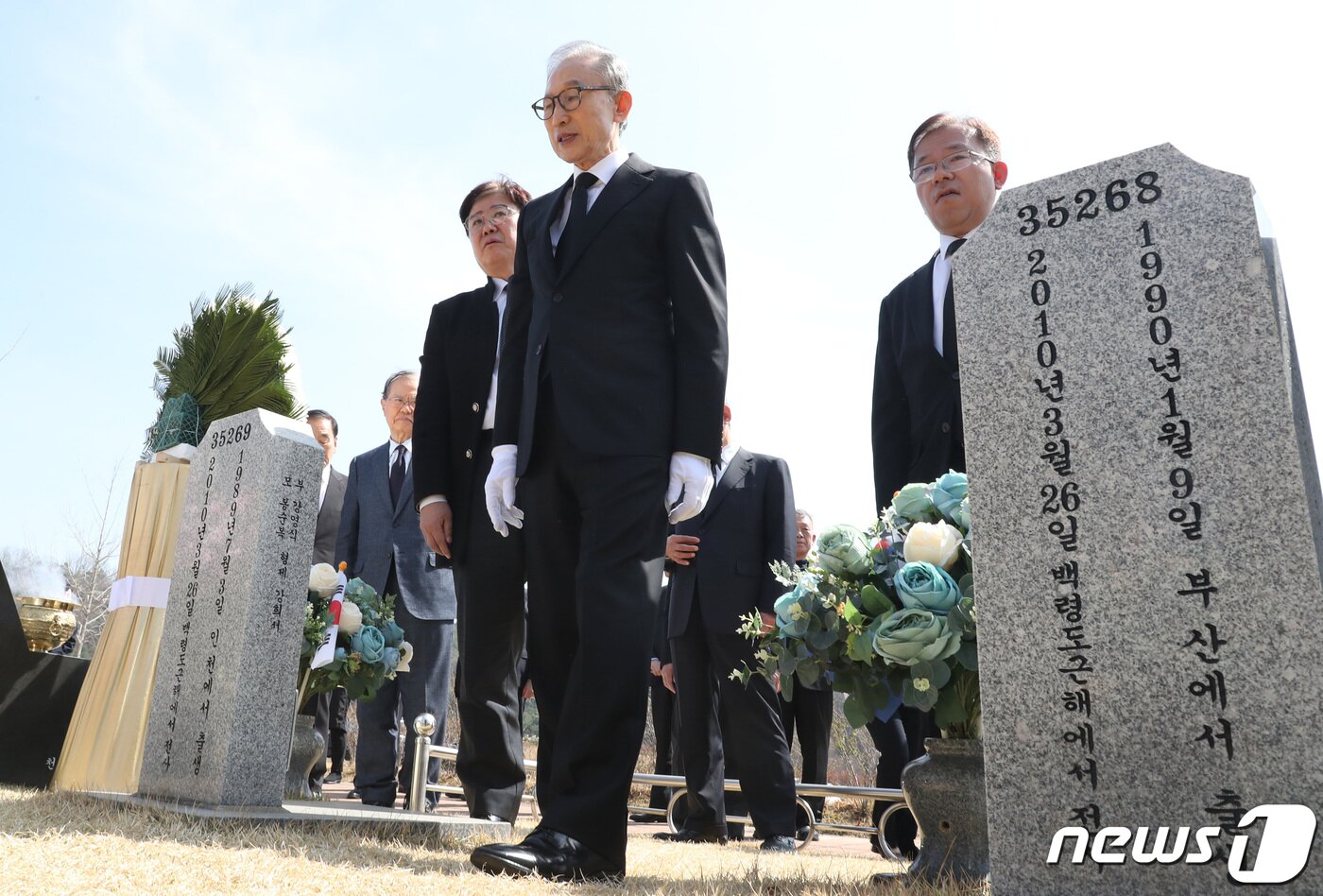 본문 이미지 - 이명박 전 대통령이 서해수호의 날을 앞두고 22일 대전 유성구 국립대전현충원을 찾아 천안함 46용사 묘역에 참배한 뒤 묘비를 둘러보고 있다. 2023.3.22/뉴스1 ⓒ News1 김기태 기자
