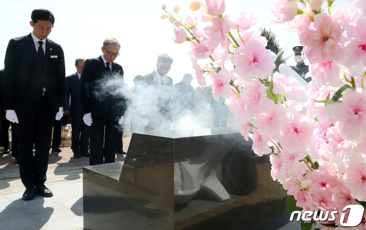 본문 이미지 - 이명박 전 대통령이 서해수호의 날을 앞두고 22일 대전 유성구 국립대전현충원을 찾아 천안함 46용사 묘역에 참배하고 있다.  2023.3.22/뉴스1 ⓒ News1 김기태 기자