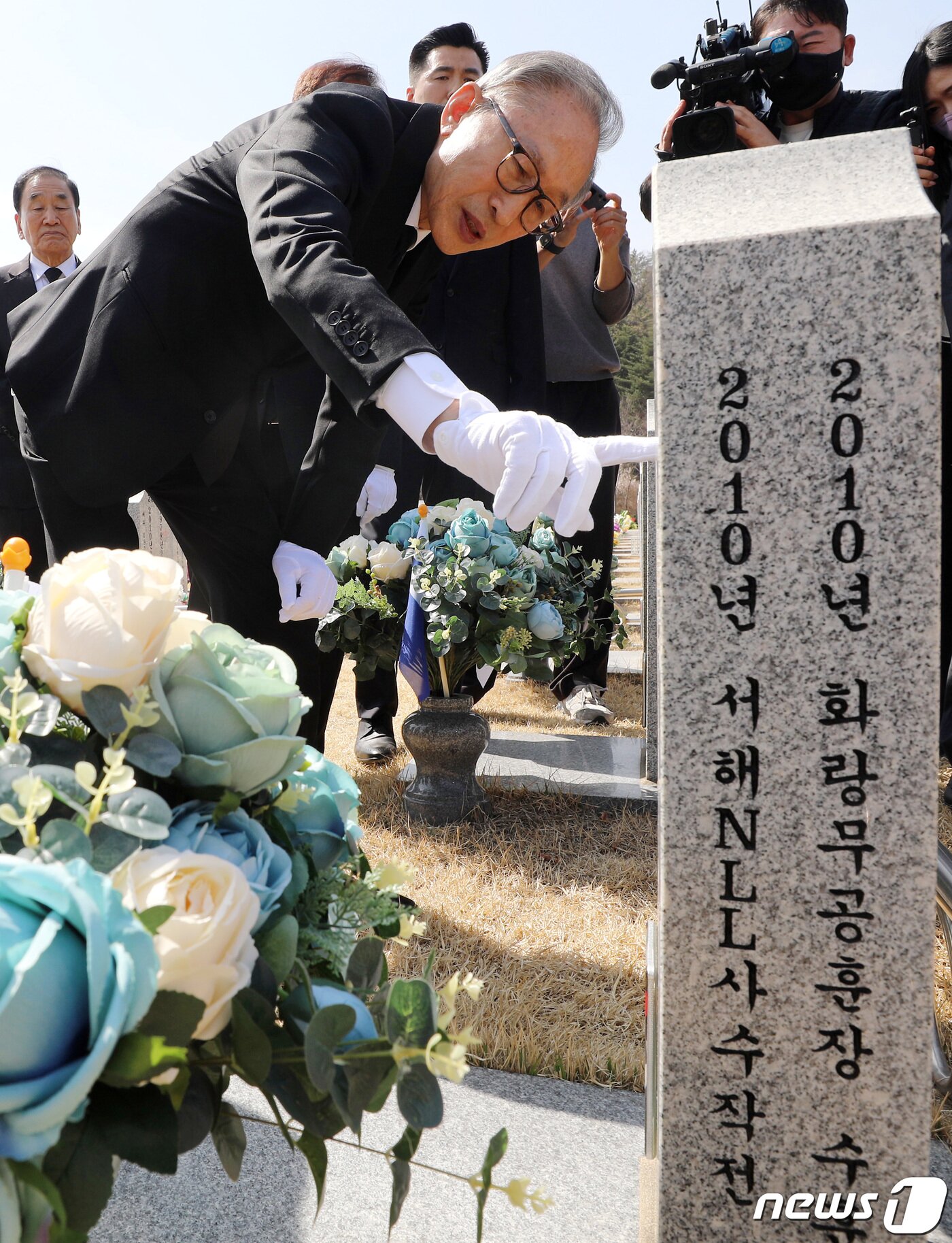 본문 이미지 - 이명박 전 대통령이 서해수호의 날을 앞두고 22일 대전 유성구 국립대전현충원을 찾아 천안함 46용사 묘역에 참배한 뒤 묘비를 바라보고 있다. 2023.3.22/뉴스1 ⓒ News1 김기태 기자