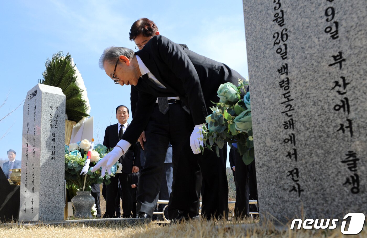 본문 이미지 - 이명박 전 대통령이 서해수호의 날을 앞두고 22일 대전 유성구 국립대전현충원을 찾아 천안함 46용사 묘역에 참배한 뒤 묘비를 바라보고 있다. 2023.3.22/뉴스1 ⓒ News1 김기태 기자