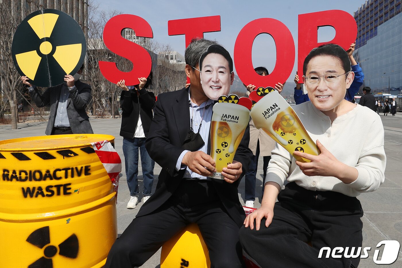 환경보건시민센터 관계자들이 22일 오후 서울 종로구 광화문광장에서 &#39;세계 물의 날 기념, 후쿠시마 방사능 오염수 해양투기 반대 캠페인&#39; 퍼포먼스를 하고 있다.  2023.3.22/뉴스1 ⓒ News1 민경석 기자