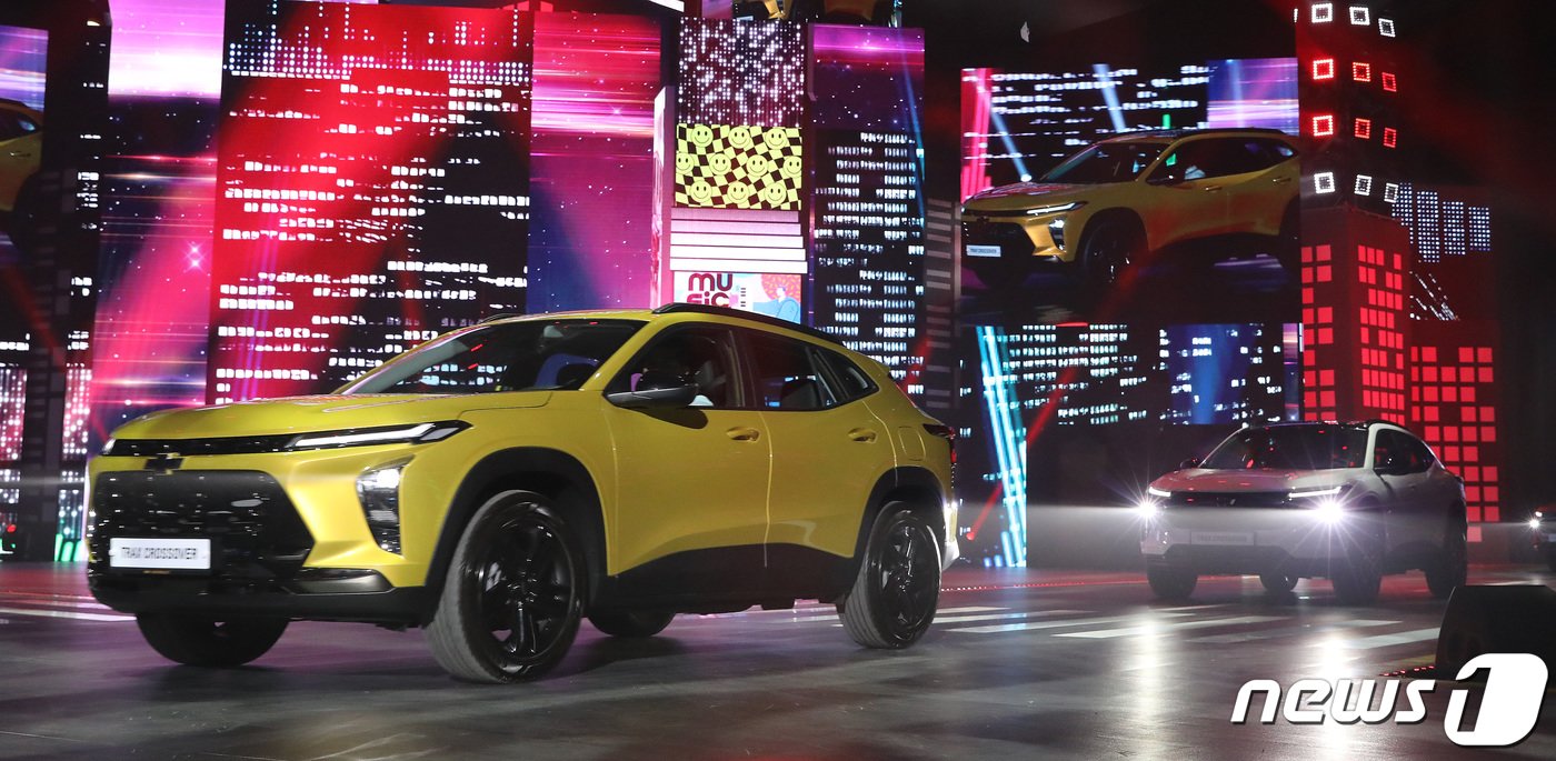 본문 이미지 - 22일 경기 고양시 킨텍스에서 열린 쉐보레 '트랙스 크로스오버' 신차 발표회에서 '트랙스 크로스오버'가 공개되고 있다. 트랙스 크로스오버 파워트레인은 GM의 신형 1.2ℓ E-터보 프라임 엔진이 탑재됐으며 최고출력 139마력, 최대 토크 22.4㎏·m의 준수한 퍼포먼스를 보인다. 2023.3.22/뉴스1 ⓒ News1 임세영 기자