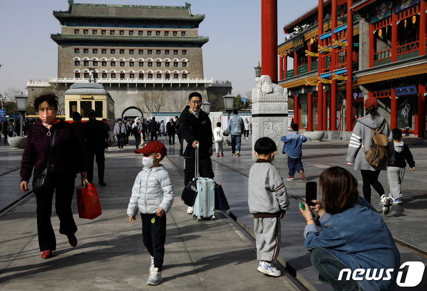 (베이징 로이터=뉴스1) 박재하 기자 = 14일(현지시간) 중국 베이징 정양문에서 시민들이 나들이를 즐기고 있다.ⓒ 로이터=뉴스1