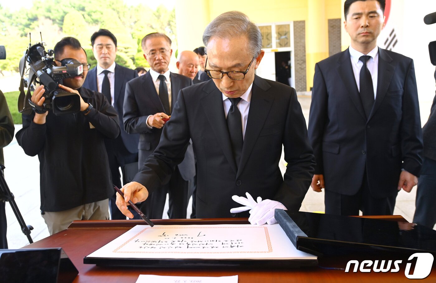 본문 이미지 - 이명박 전 대통령이 서해수호의 날을 앞두고 22일 대전 유성구 국립대전현충원을 찾아 현충탑에 참배를 마치고 방명록을 작성하고 있다. 2023.3.22/뉴스1 ⓒ News1 김기태 기자