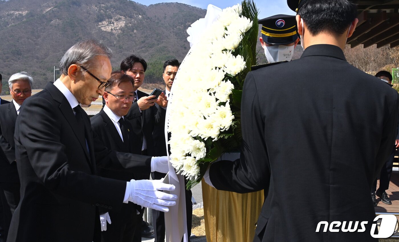 본문 이미지 - 이명박 전 대통령이 서해수호의 날을 앞두고 22일 대전 유성구 국립대전현충원을 찾아 제2연평해전 묘역과 연평도 포격 도발 희생자 묘역에 헌화하고 있다. 2023.3.22/뉴스1 ⓒ News1 김기태 기자