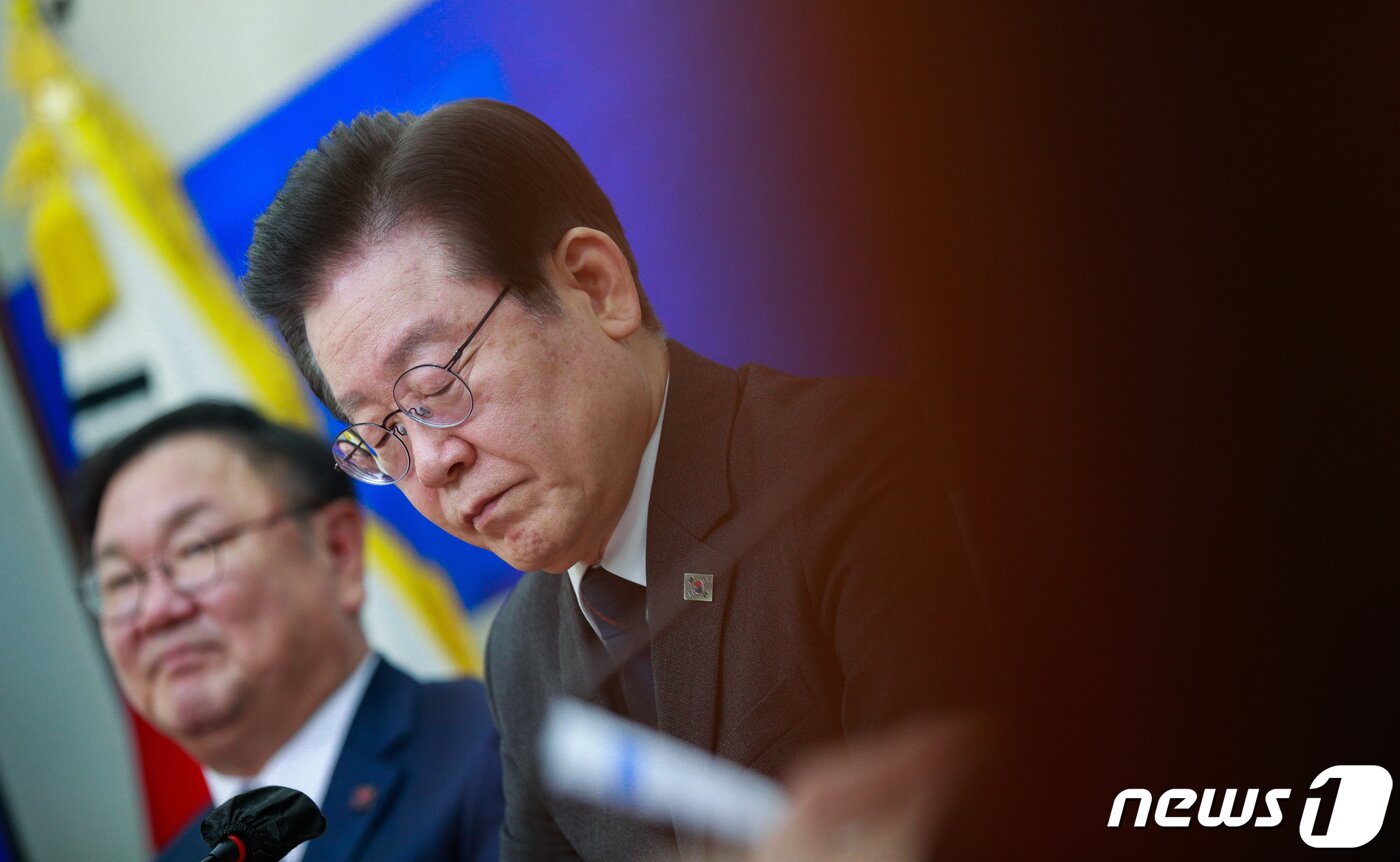 본문 이미지 - 이재명 더불어민주당 대표가 22일 서울 여의도 국회에서 열린 민생경제위기대책위원회 민생 4대 폭탄 대응단 출범 회의에 참석해 의원들의 발언을 듣고 있다. 2023.3.22/뉴스1 ⓒ News1 안은나 기자