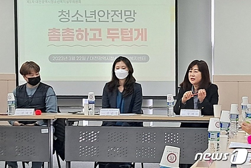 본문 이미지 - 22일 대전청소년상담복지센터에서 ‘2023년 제1차 대전청소년복지실무위원회’가 열려 장래숙 위원장(오른쪽)이 인사말을 하고 있다. ⓒ뉴스1 최일 기자