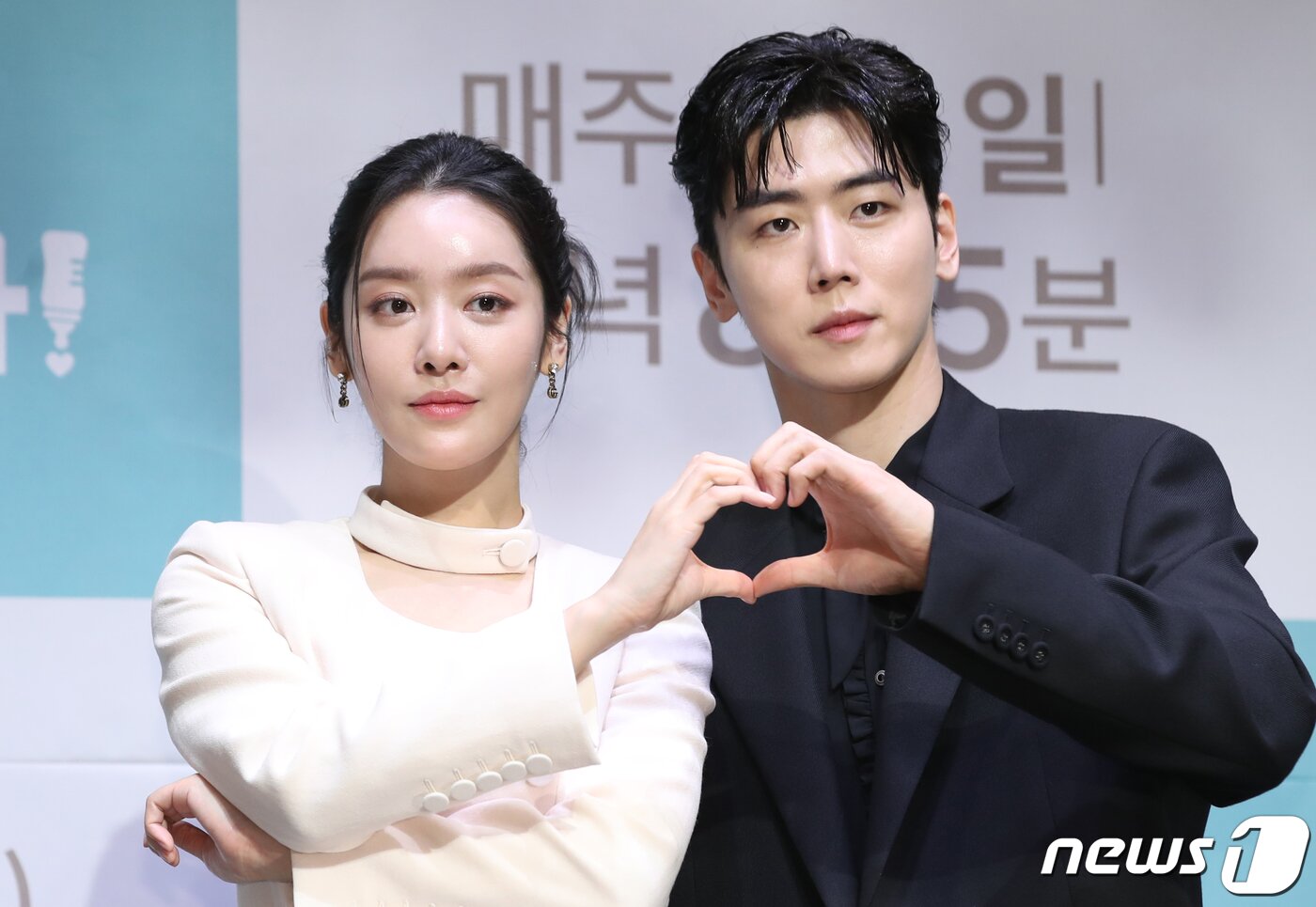본문 이미지 - 배우 차주영과 정의제&#40;오른쪽&#41;이 22일 오후 서울 구로구 신도림 라마다 호텔에서 진행된 KBS2 새 주말드라마 &#39;진짜가 나타났다!&#39;&#40;연출 한준서/극본 조정주&#41; 제작발표회에서 포즈를 취하고 있다. &#39;진짜가 나타났다!&#39;는 배 속 아기 &#39;진짜&#39;를 둘러싼 미혼모와 비혼남의 가짜 계약 로맨스 이야기로 임신·출산·육아를 통해 &#39;애벤져스&#39;로 거듭나는 이들 가족의 좌충우돌 성장기를 담은 휴머니즘 가족 드라마다. 2023.3.22/뉴스1 ⓒ News1 권현진 기자