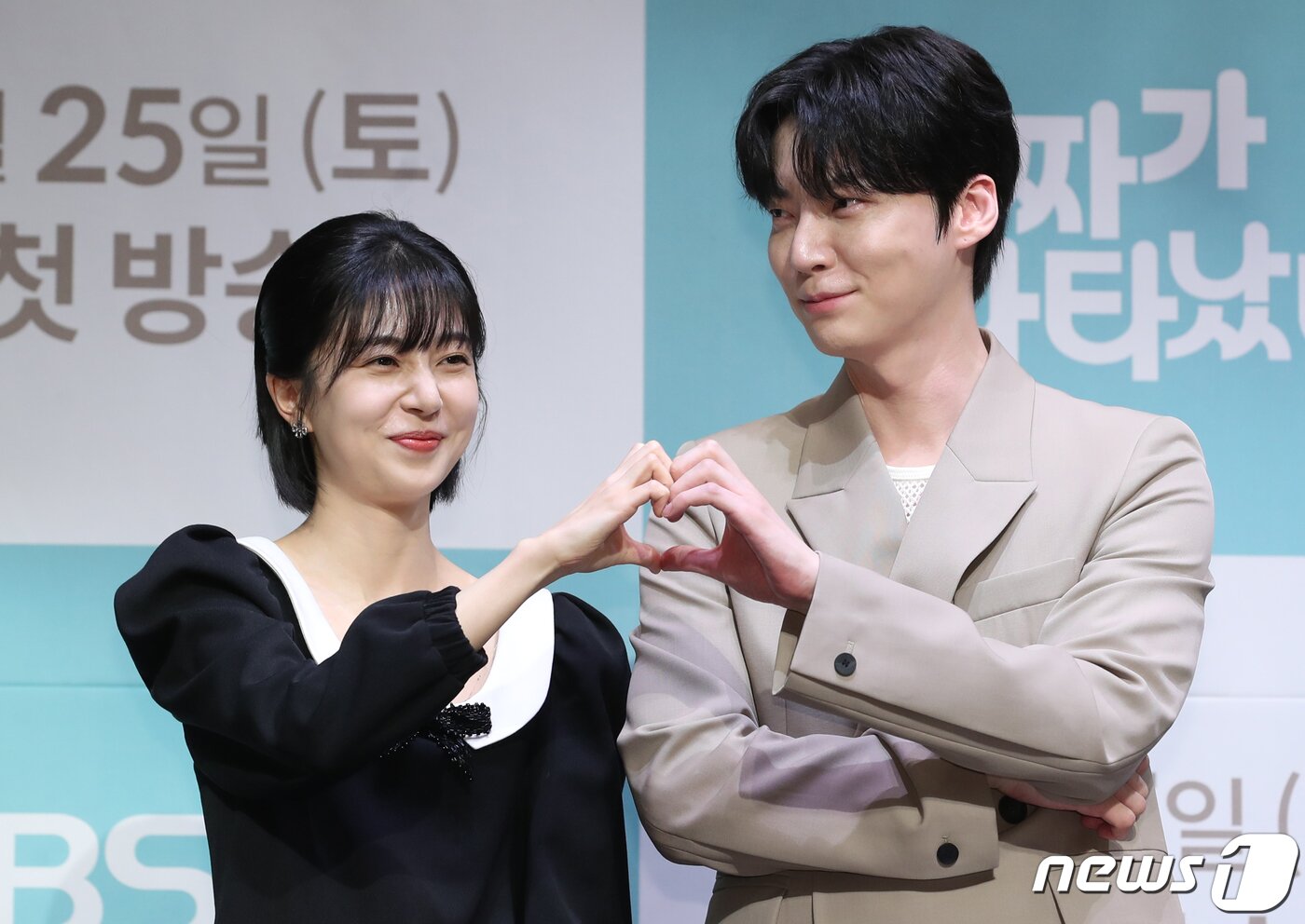 본문 이미지 - 배우 백진희와 안재현&#40;오른쪽&#41;이 22일 오후 서울 구로구 신도림 라마다 호텔에서 진행된 KBS2 새 주말드라마 &#39;진짜가 나타났다!&#39;&#40;연출 한준서/극본 조정주&#41; 제작발표회에서 포즈를 취하고 있다. &#39;진짜가 나타났다!&#39;는 배 속 아기 &#39;진짜&#39;를 둘러싼 미혼모와 비혼남의 가짜 계약 로맨스 이야기로 임신·출산·육아를 통해 &#39;애벤져스&#39;로 거듭나는 이들 가족의 좌충우돌 성장기를 담은 휴머니즘 가족 드라마다. 2023.3.22/뉴스1 ⓒ News1 권현진 기자