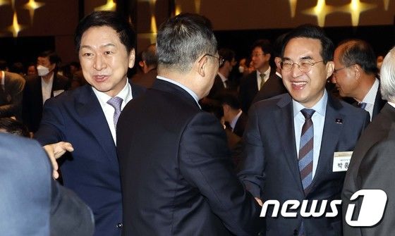 김기현 국민의힘 대표(왼쪽)와 박홍근 더불어민주당 원내대표. 2023.3.22/뉴스1 © News1 국회사진취재단