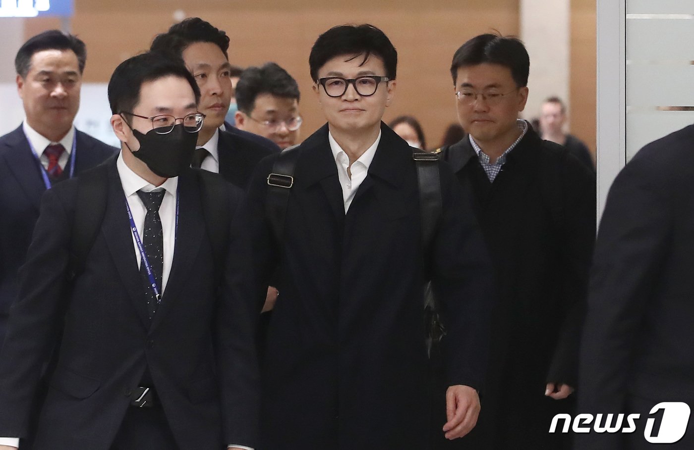 본문 이미지 - 영국 출장을 마친 한동훈 법무부 장관이 22일 오후 인천국제공항을 통해 귀국하고 있다. 한편 국민의힘 유상범·전주혜 의원, 한동훈 법무부 장관·검사 6명이 각각 국회를 상대로 낸 ‘검수완박법 권항쟁의 심판 사건’에 대한 헌법재판소의 판단이 오는 23일 나온다. 2023.3.22/뉴스1 ⓒ News1 김민지 기자