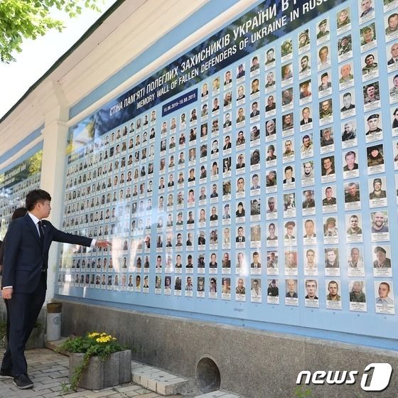  2022년 6월 6일 당시 이준석 국민의힘 대표가 우크라이나 키이우 추모의 벽을 찾아 참배하던 모습. (SNS 갈무리) © 뉴스1