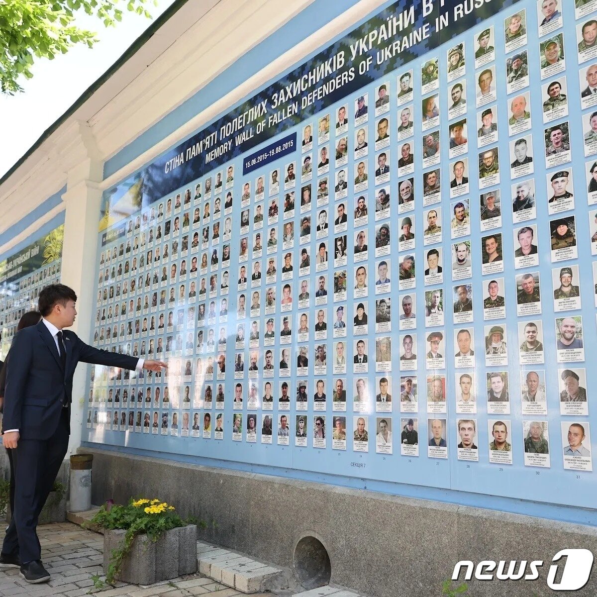 본문 이미지 -  2022년 6월 6일 당시 이준석 국민의힘 대표가 우크라이나 키이우 추모의 벽을 찾아 참배하던 모습. &#40;SNS 갈무리&#41; ⓒ 뉴스1