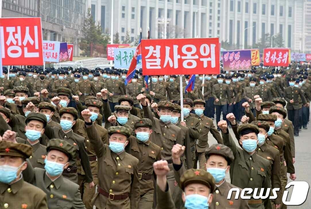 본문 이미지 - &#40;평양 노동신문=뉴스1&#41; =청년학생들의 집회가 지난 22일 평양시 청년공원야외극장에서 진행됐다. [국내에서만 사용가능. 재배포 금지. DB 금지. For Use Only in the Republic of Korea. Redistribution Prohibited] rodongphoto@news1.kr
