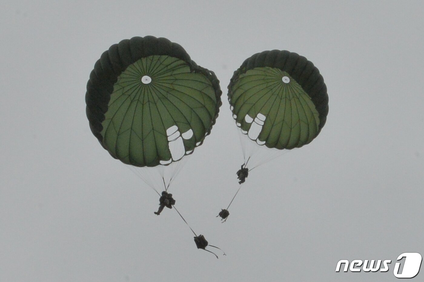 본문 이미지 - 대한민국 해병대 특수수색대원들이 22일 경북 포항시 북구 송라면 조사리 해안에서 실시된 한·미·영 해병대 수색대 해상 및 공중 침투훈련에서 낙하산을 이용해 가상의 적 후방으로 침투하고 있다.  2023.3.23/뉴스1 ⓒ News1 최창호 기자