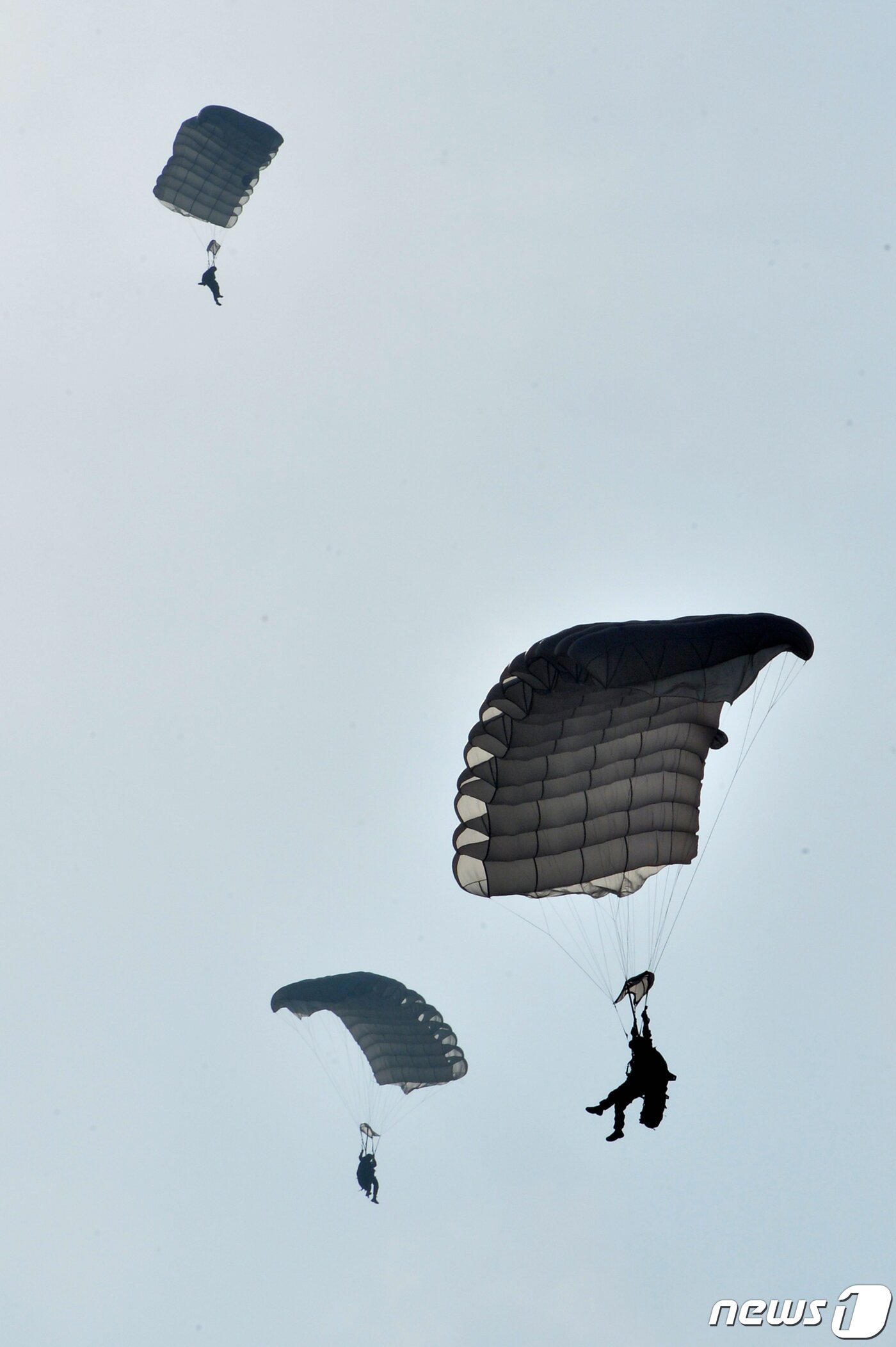 본문 이미지 - 대한민국 해병대 특수수색대원들이 22일 경북 포항시 북구 송라면 조사리 해안에서 실시된 한·미·영 해병대 수색대 해상 및 공중 침투훈련에서 낙하산을 이용, 가상의 적 후방으로 침투하고 있다. 2023.3.23/뉴스1 ⓒ News1 최창호 기자
