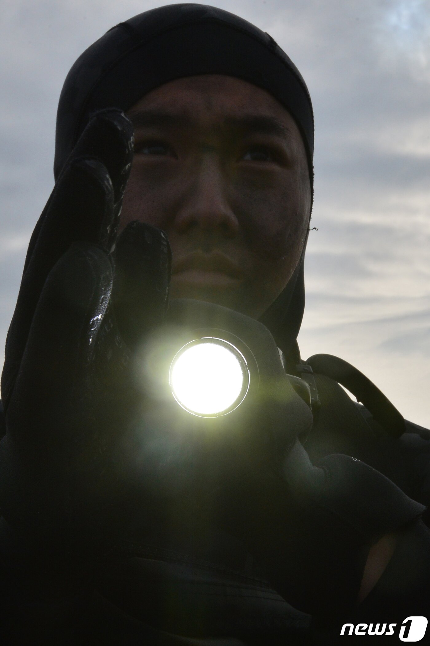 본문 이미지 - 대한민국 해병대 특수수색대원들이 22일 경북 포항시 북구 송라면 조사리 해안에서 실시된 한·미·영 해병대 수색대 해상 및 공중 침투훈련에서 가상의 적 해안으로 수중 침투 장비로 은밀하게 침투한 후 상륙부대를 유도하고 있다.2023.3.23/뉴스1 ⓒ News1 최창호 기자