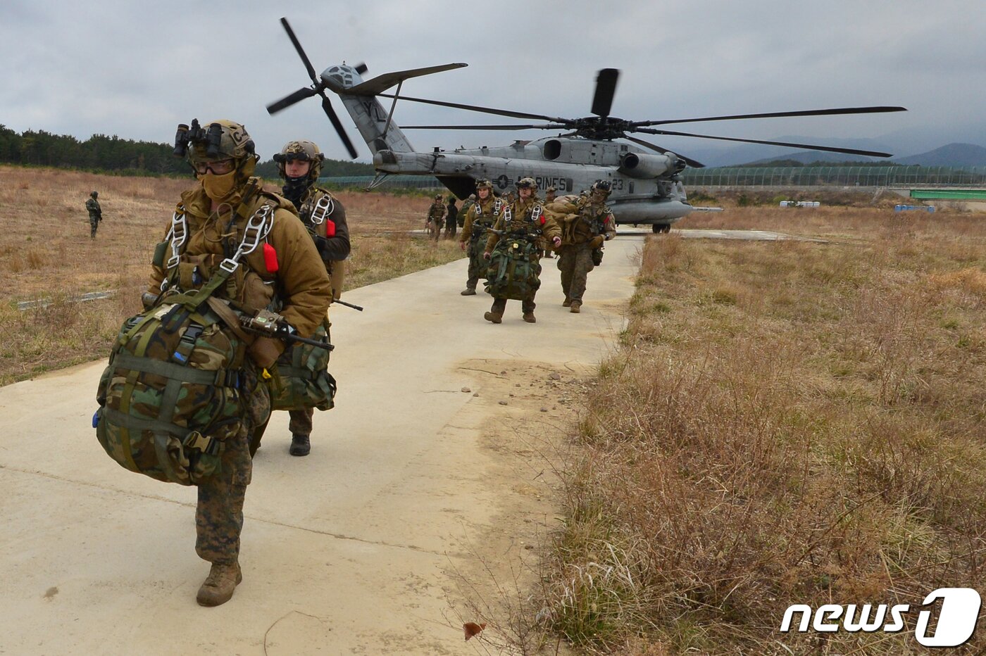 본문 이미지 - 미해병대 수색부대원들이 22일 경북 포항시 북구 송라면 조사리 해안에서 실시된 한·미·영 해병대 수색대 해상 및 공중 침투훈련에서 CH-53E헬기에서 내려 직전 지역으로 이동하고 있다..2023.3.23/뉴스1 ⓒ News1 최창호 기자