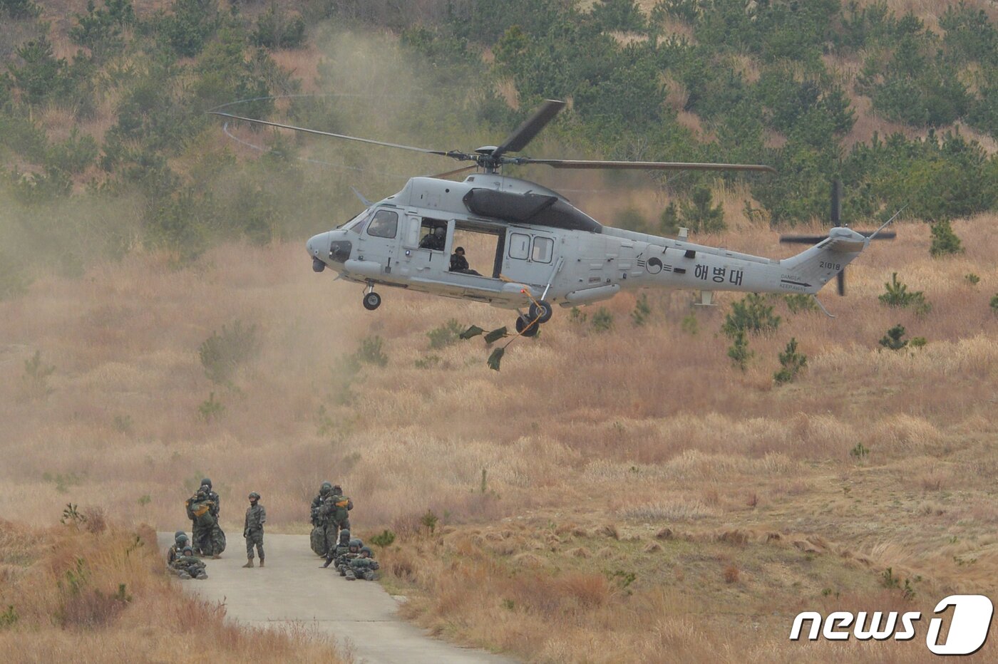 본문 이미지 - 22일 경북 포항시 북구 송라면 조사리 해안에서 실시된 한·미·영 해병대 수색대 해상 및 공중 침투훈련에서 대한민국 해병대 마린온 헬기가 작전에 투입되고 있다. 2023.3.23/뉴스1 ⓒ News1 최창호 기자