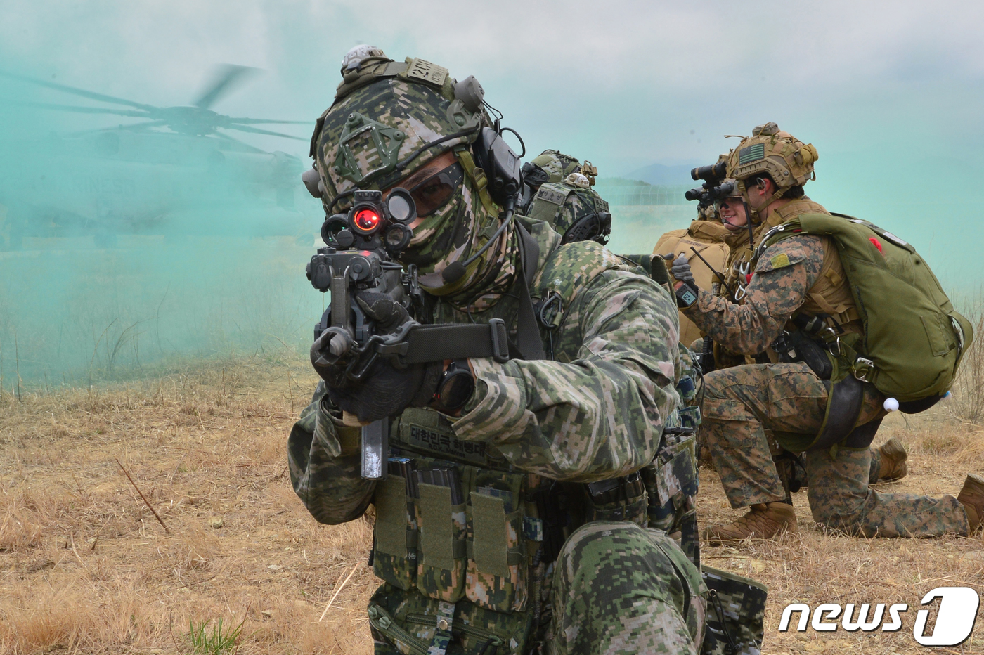 (포항=뉴스1) 최창호 기자 = 대한민국 해병대 특수수색대원이 22일 경북 포항시 북구 송라면 조사리 해안에서 실시된 한·미·영 해병대 수색대 해상 및 공중 침투훈련에서 사주 경계 …
