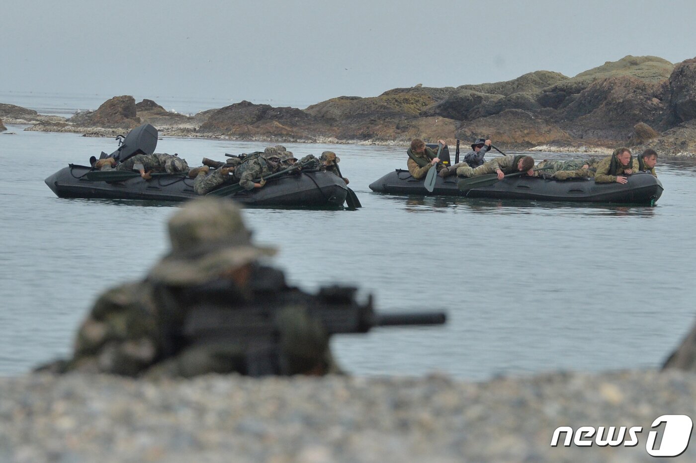 본문 이미지 - 영국 해병대 코만도 대원들이 22일 경북 포항시 북구 송라면 조사리 해안에서 실시된 한·미·영 해병대 수색대 해상 및 공중 침투훈련에서 IBS보트로 가상의 적이 있는 해안으로 은밀하게 침투하고 있다. 2023.3.23/뉴스1 ⓒ News1 최창호 기자