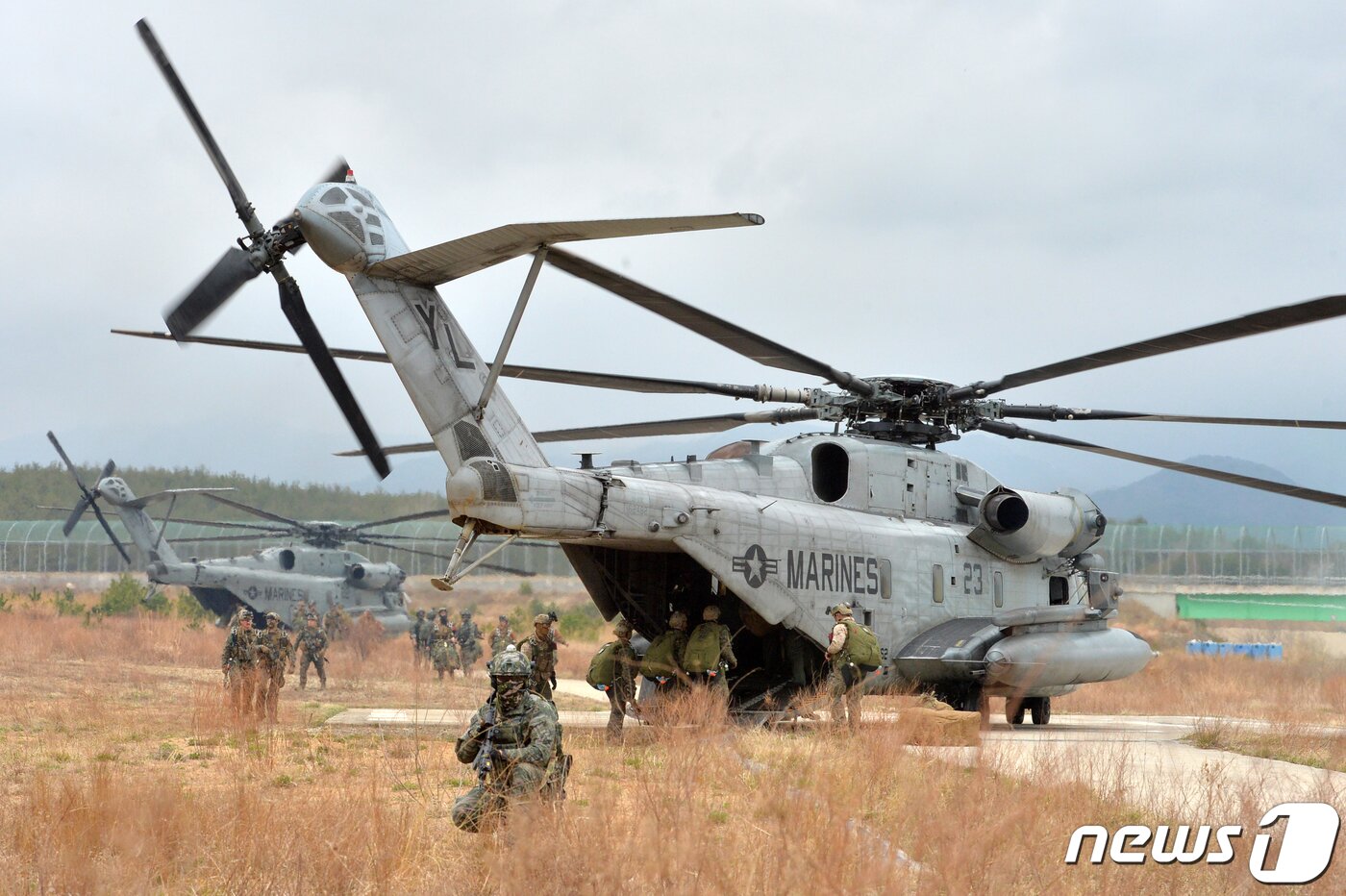 본문 이미지 - 미해병대 수색부대원들이 22일 경북 포항시 북구 송라면 조사리 해안에서 실시된 한·미·영 해병대 수색대 해상 및 공중 침투훈련에서 CH-53E헬기에서 내려 작전 지역으로 이동하고 있다. 2023.3.23/뉴스1 ⓒ News1 최창호 기자