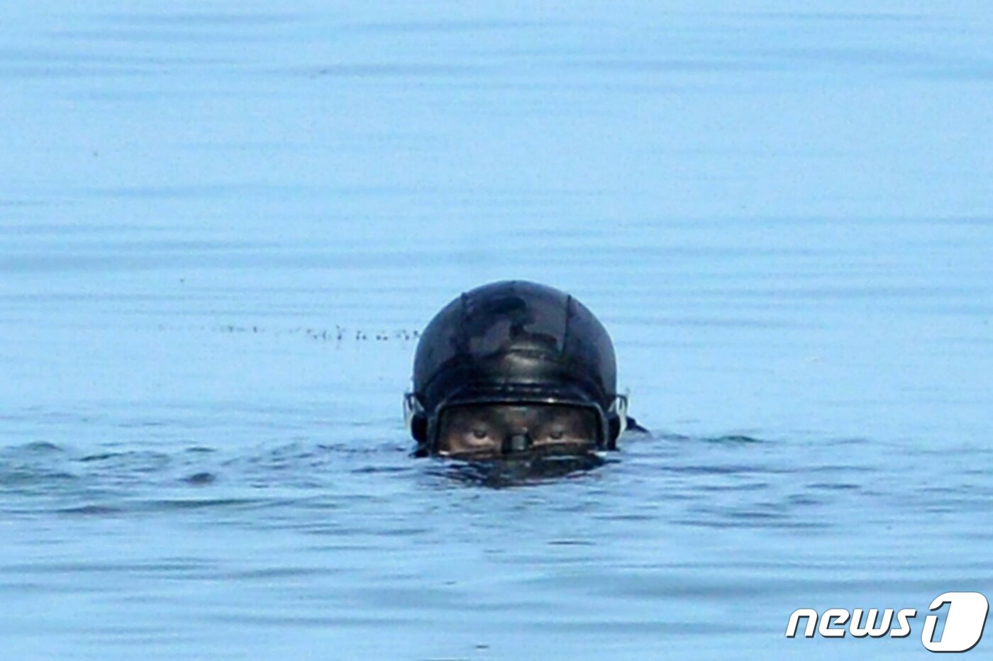 본문 이미지 - 대한민국 해병대 특수수색대원이 22일 경북 포항시 북구 송라면 조사리 해안에서 실시된 한·미·영 해병대 수색대 해상 및 공중 침투훈련에서 수중 침투 장비를 이용해 가상의 적 해안으로 침투하고 있다. 2023.3.23/뉴스1 ⓒ News1 최창호 기자